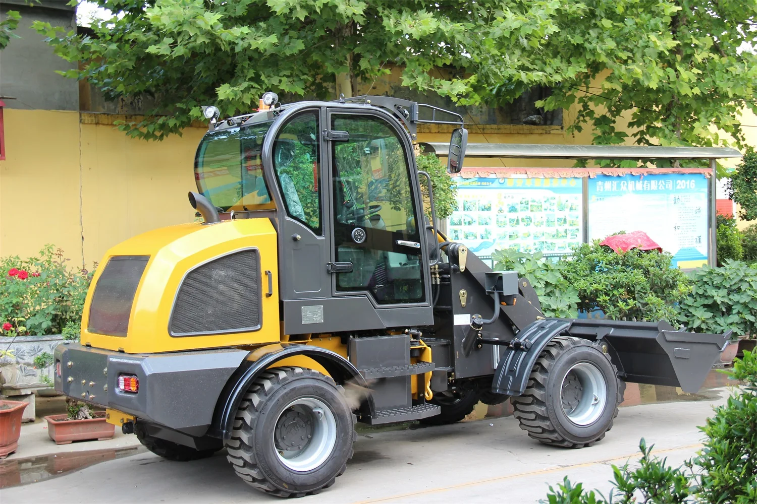 WL816 Wolf New Loader 1.6ton Mini Loader with Bale Spear