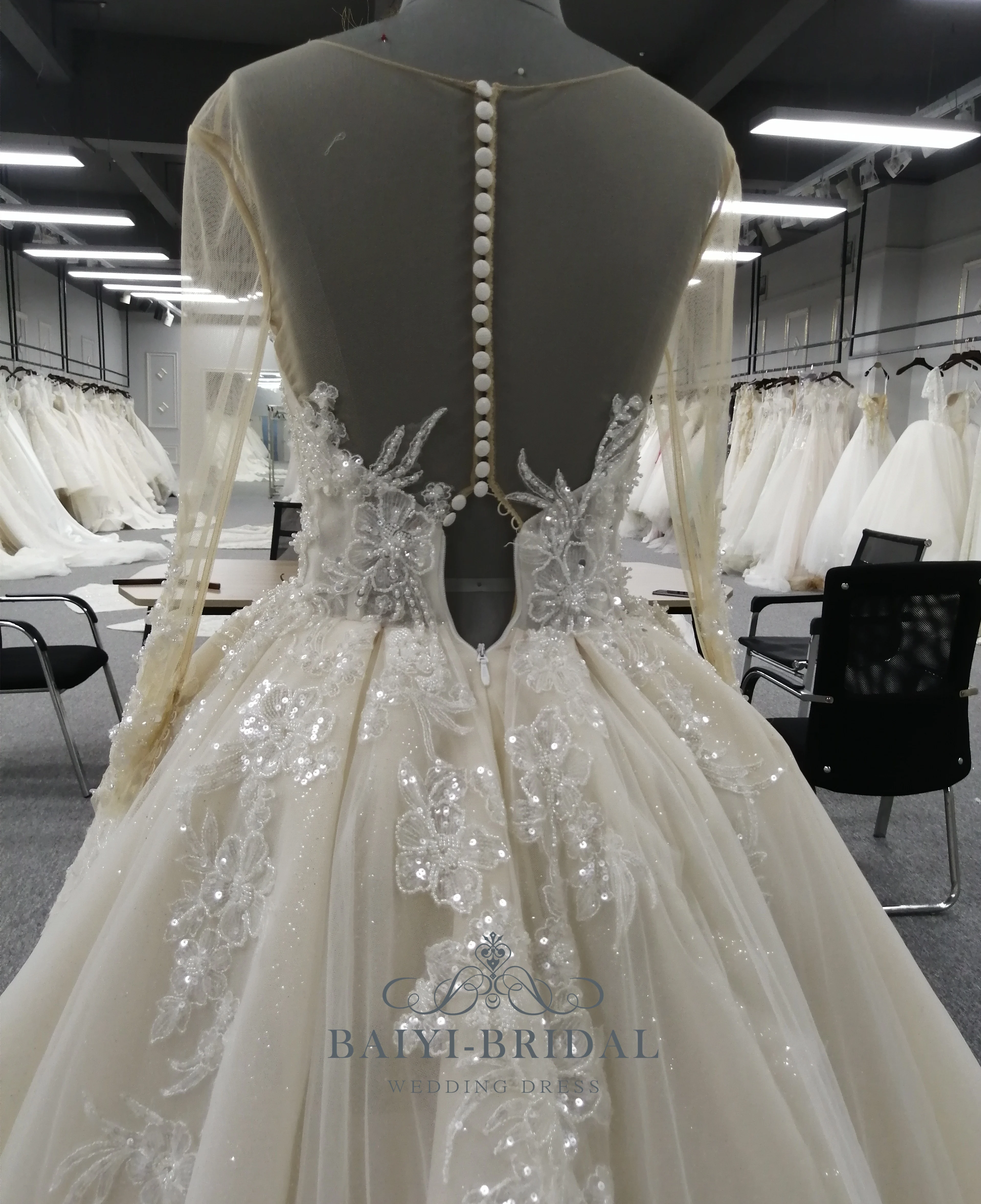 2021 Fashion style bridal gown elegant appliques shiny ball gown wedding dress