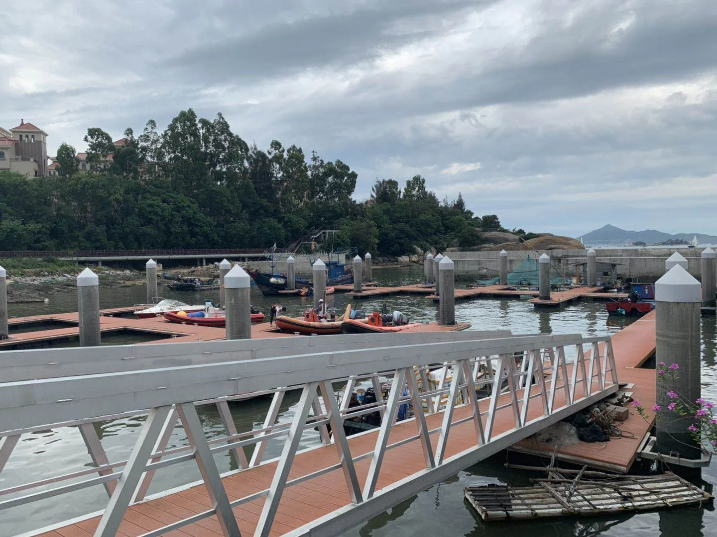 New design Alloy Aluminum Frame 6061, Wpc Deck, and Pe Main material and Floating Dock Part Pontoon Boat Floats