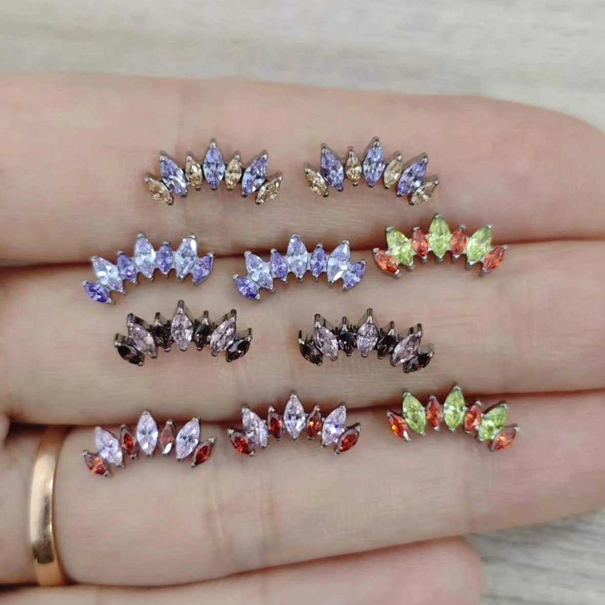 Calenдо новые ювелирные изделия ASTM F136 титановые внутренне резьбовые CZ зубец Набор цветок пирсинг серьги Топ