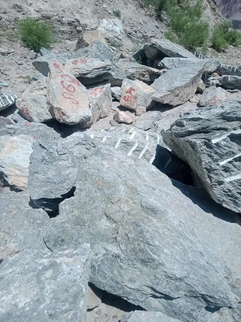 Original Natural Raw Ore Unique Nephrite Ore Lump With Clear Quartz Crystal Mineral Specimen From Pakistan