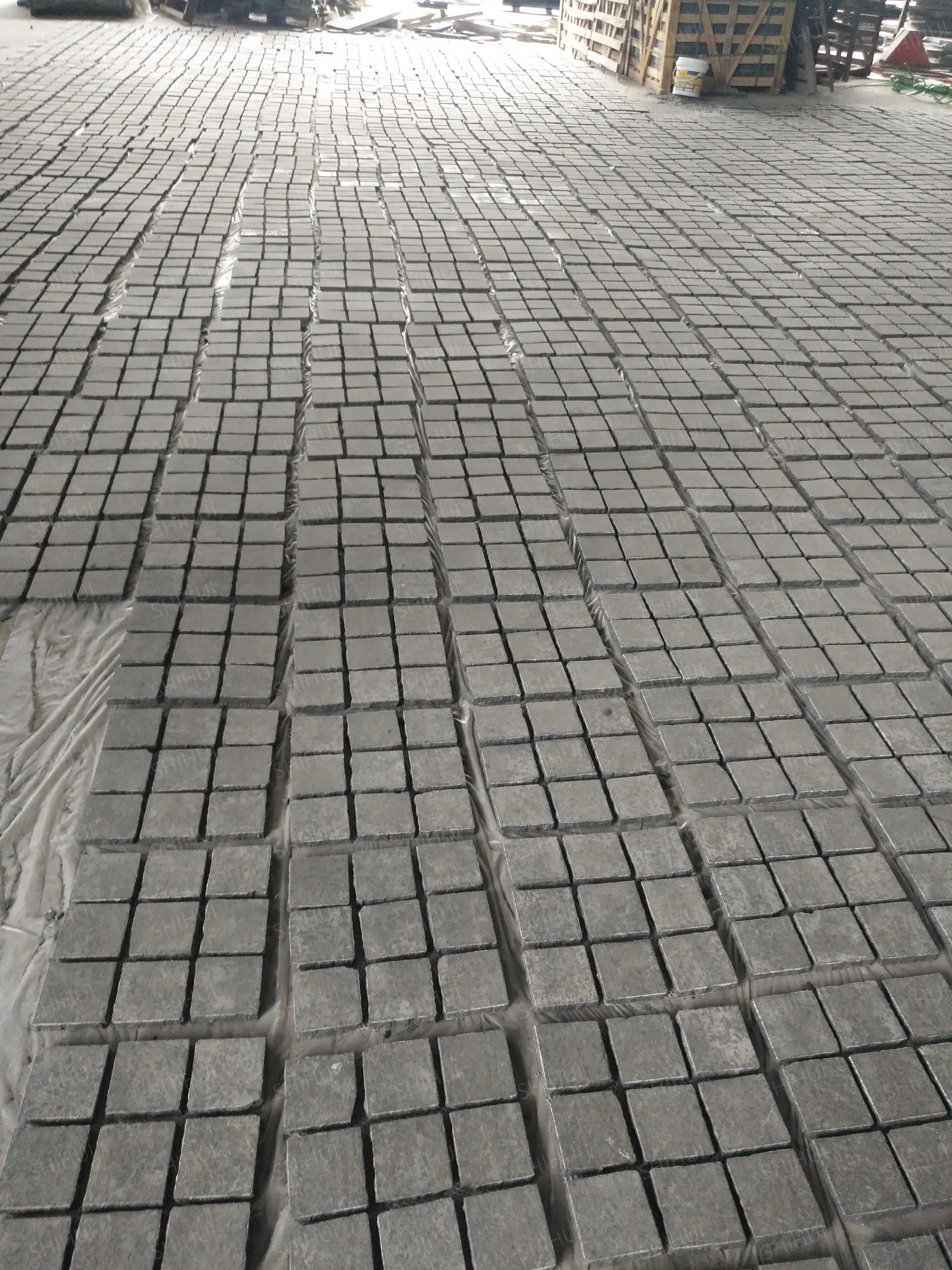 SHIHUI Natural Stone Black G684 Granite Stack Bond Flamed Surface  Split Edge Paving Stone Mesh Pavers Cobblestone for Garden