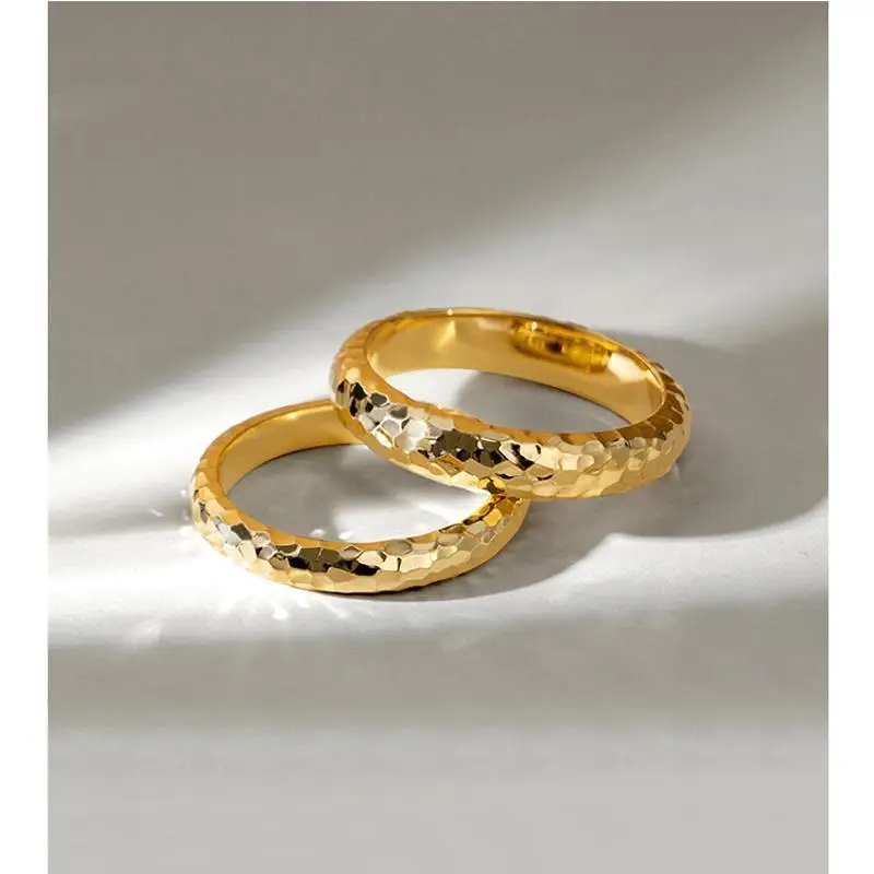 Eternal Moments 10-каратное желтое золото простой ремешок пара колец с кованой текстурой ручной работы и твердой гравировкой