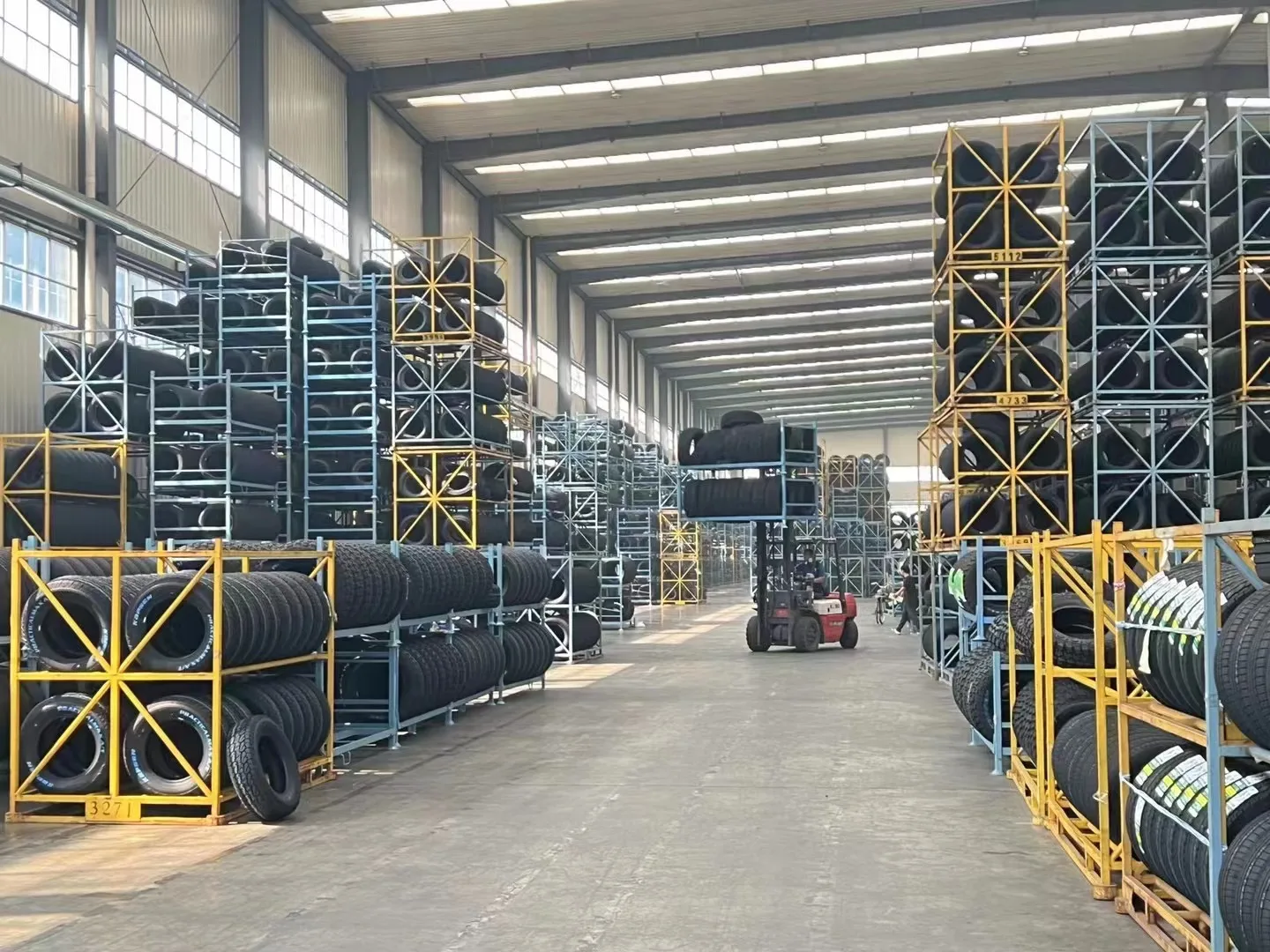 China brand truck tire manufacturer bus and truck tire 11.00R20 radial truck tyre