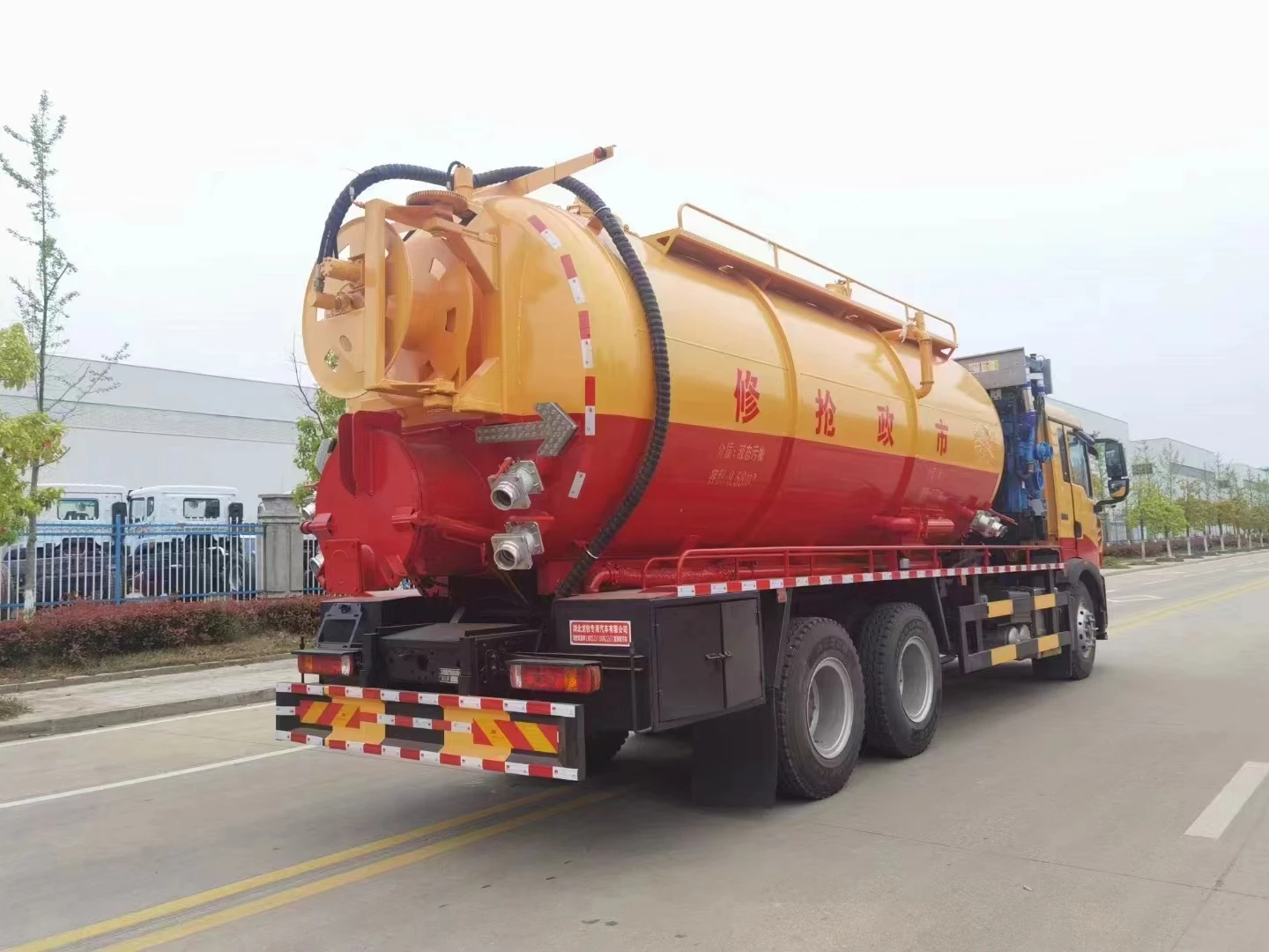 Sinotruk Howo right-hand drive 371 horsepower vacuum suction truck for wastewater and excreta suction cups in the sewer system