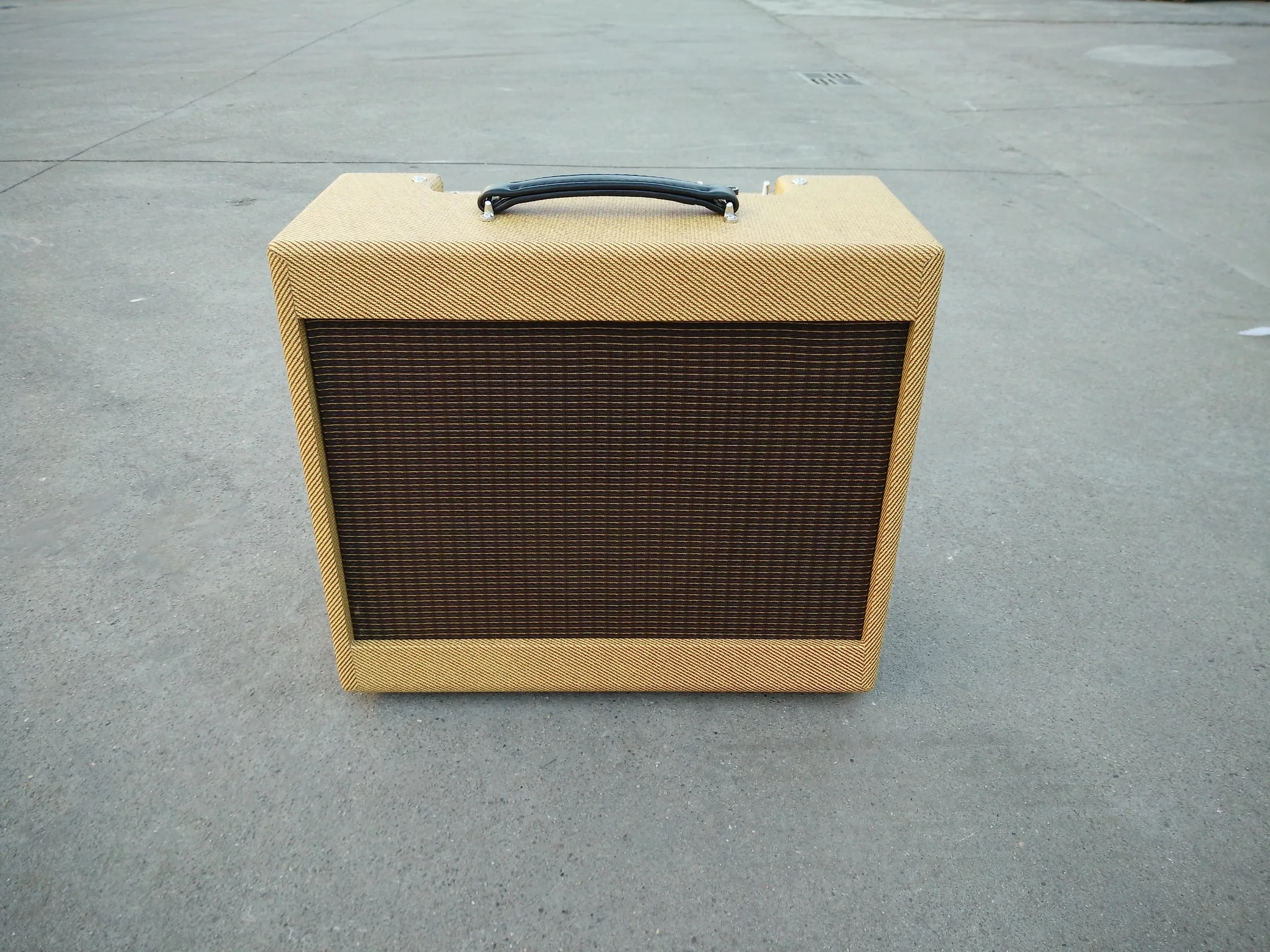 tube amplifier 20 watts for electric guitar via 2 x 6V6 output tube