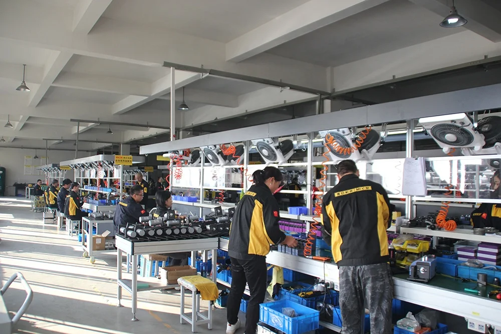 Easy operating pneumatic tapping machine with long service life