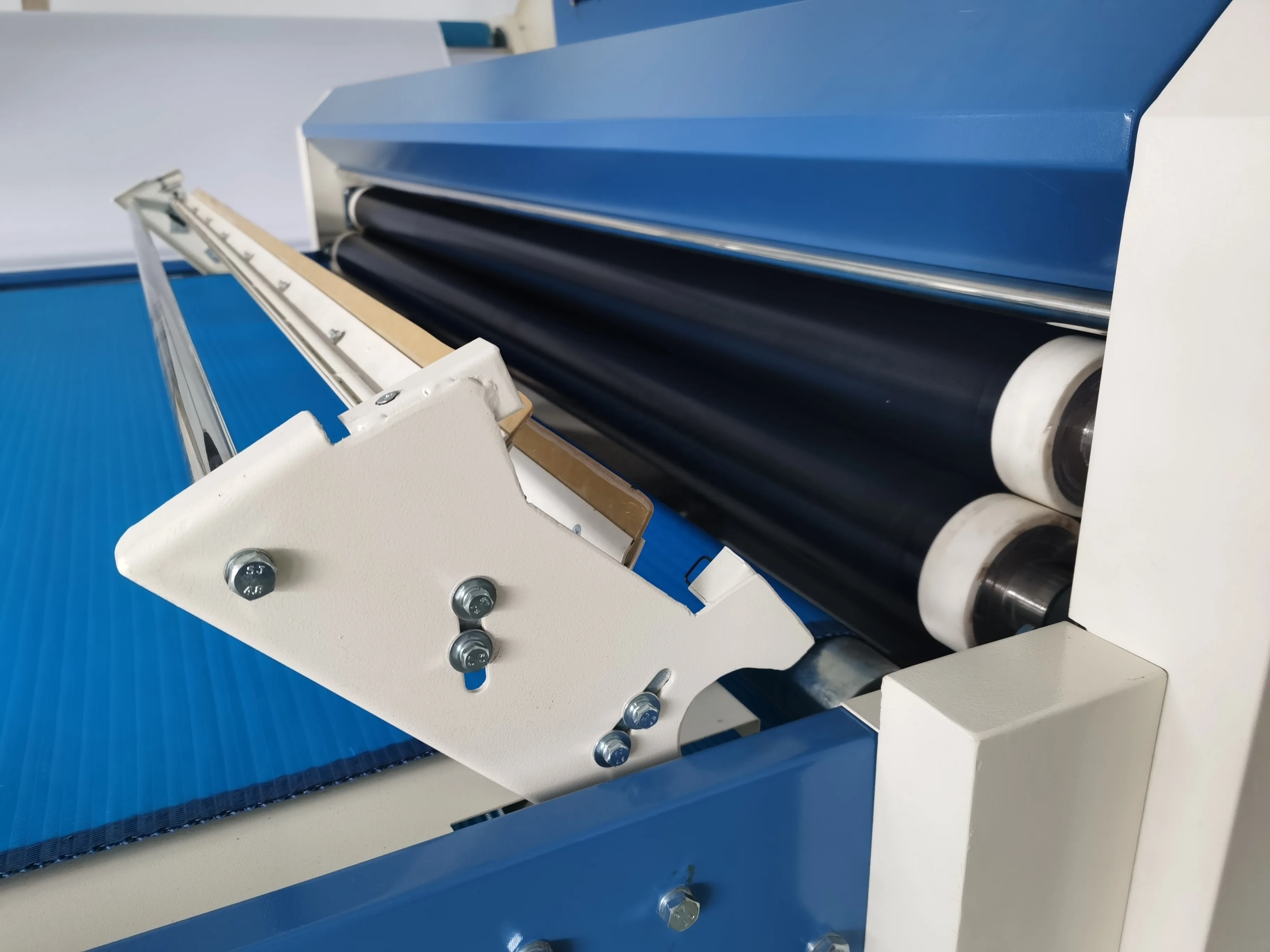 Energy-Efficient Interlining Hot Melt Machine Cost-Effective Clothing Bonding Adhesive Lining Device CE Certified Components