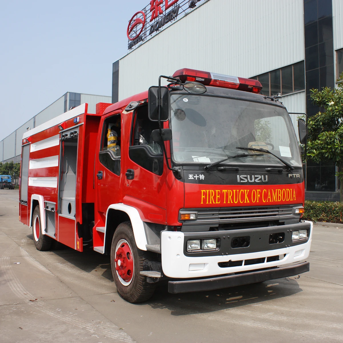 Японский пожарный автомобиль среднего размера ISUZU FVR с резервуаром для воды 10 куб. М
