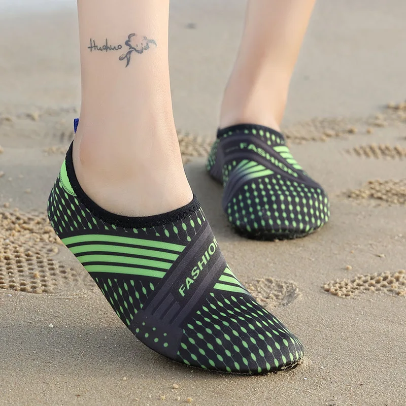 Outdoor beach shoes for men and women swimming, diving, snorkeling, and shoes with soft soles for paddling couples.