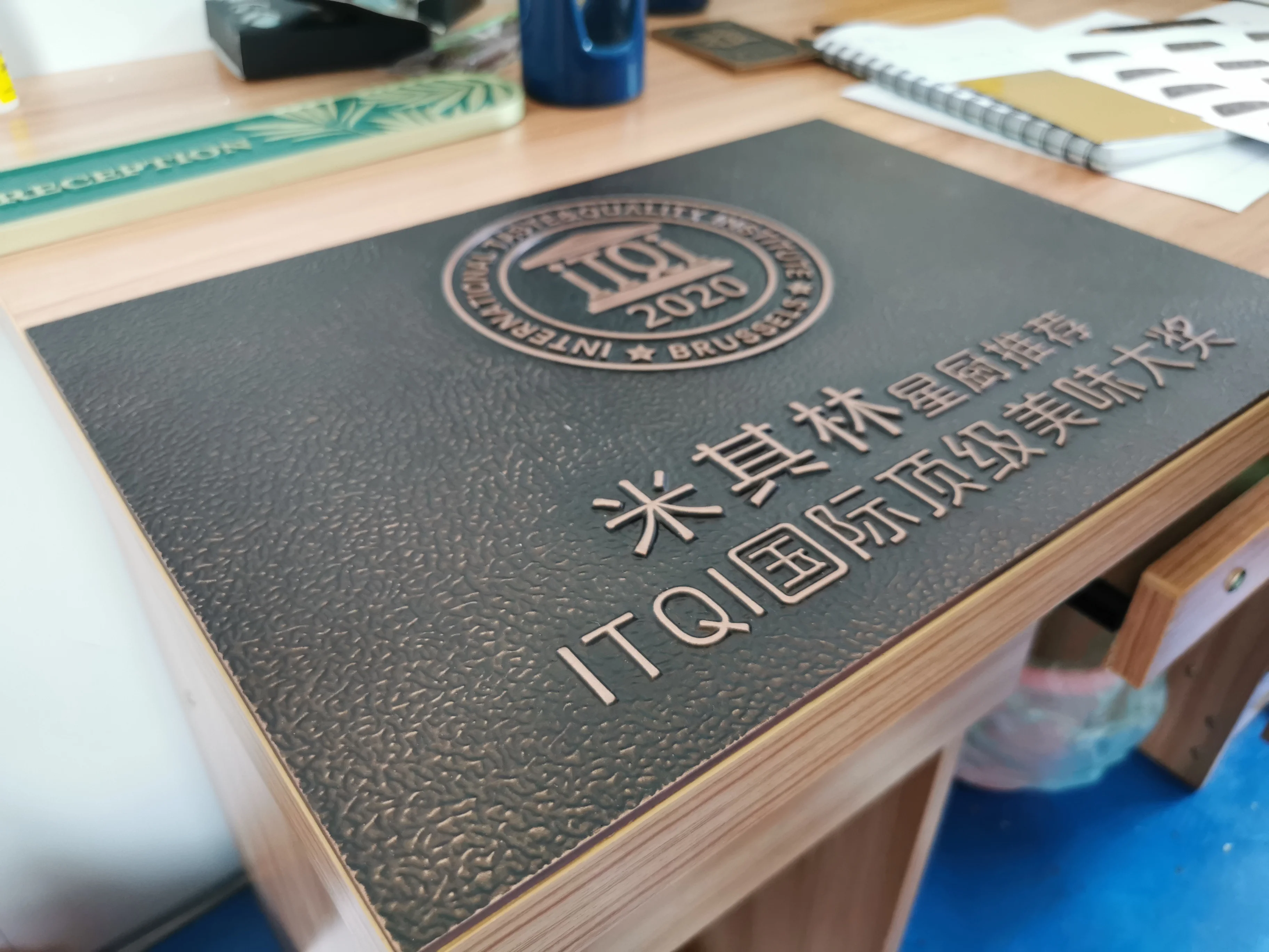 Металлический номер для дверей