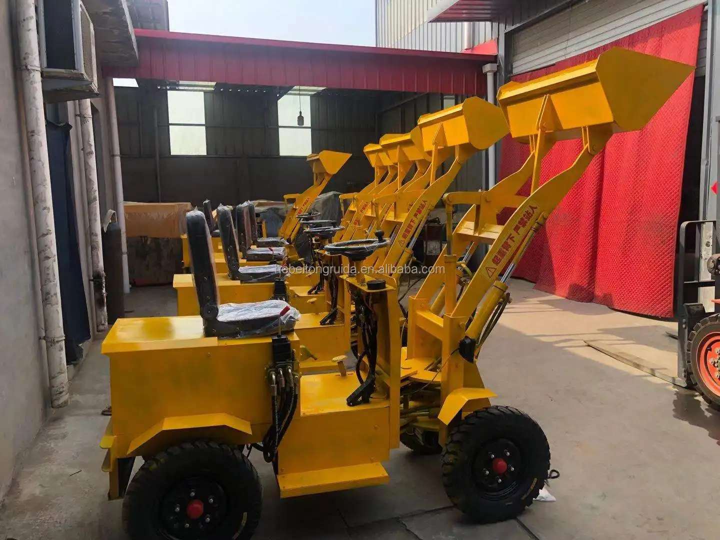 Electric silent bulk hauling forklift loader shoveling operation earthwork construction machinery
