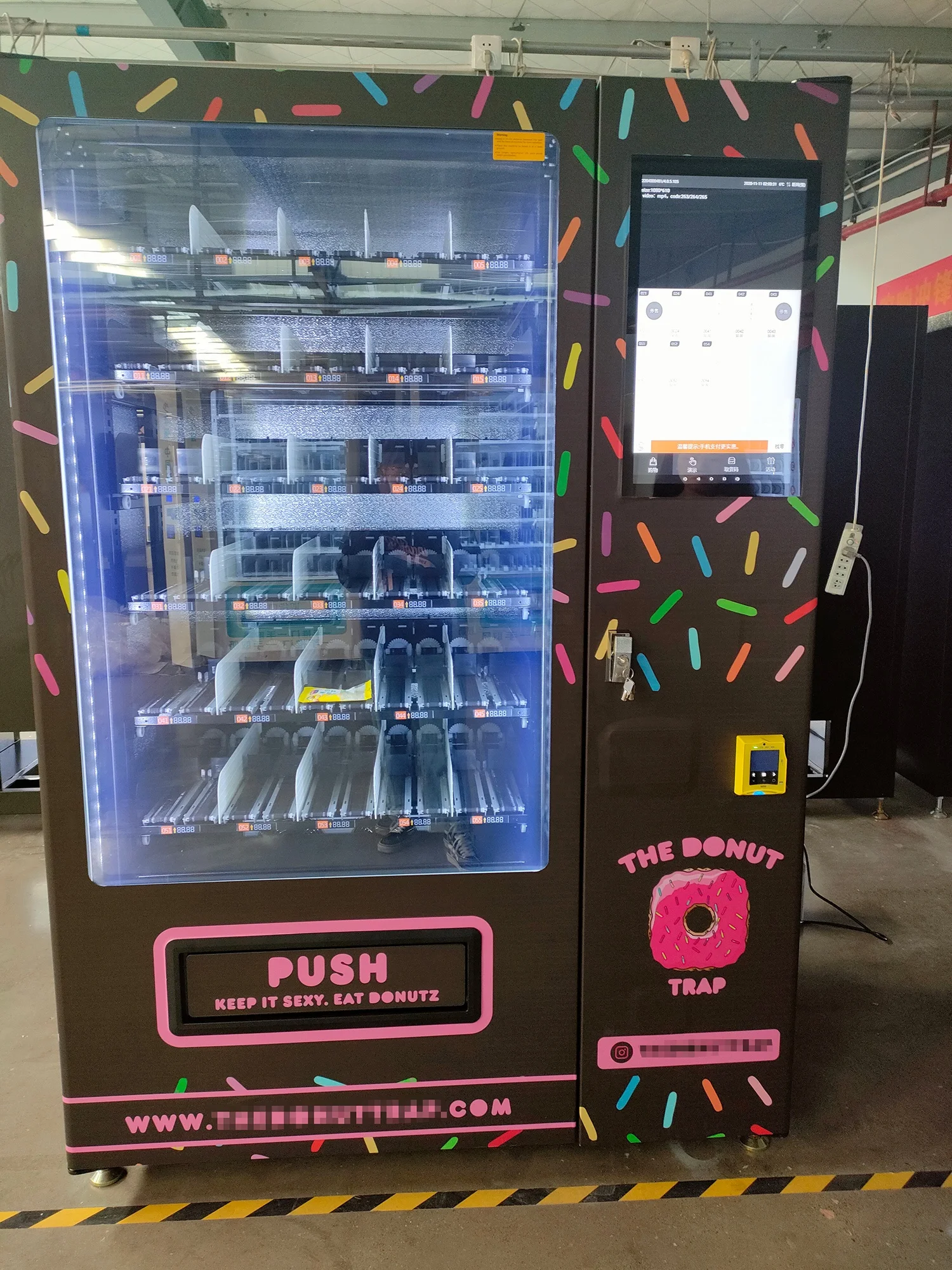 FOCUSVEND Cotton Candy Vending Machines for Sale Supports Customization