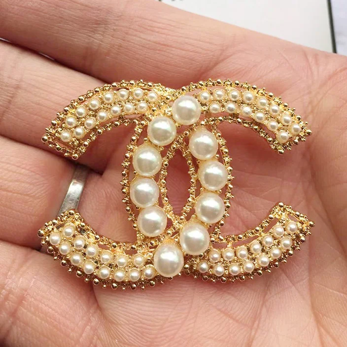 
Letter brooch brand pins Pearl Brooch white Brooch Rhinestone Buckle Pin Jewelry Brooches For Women 