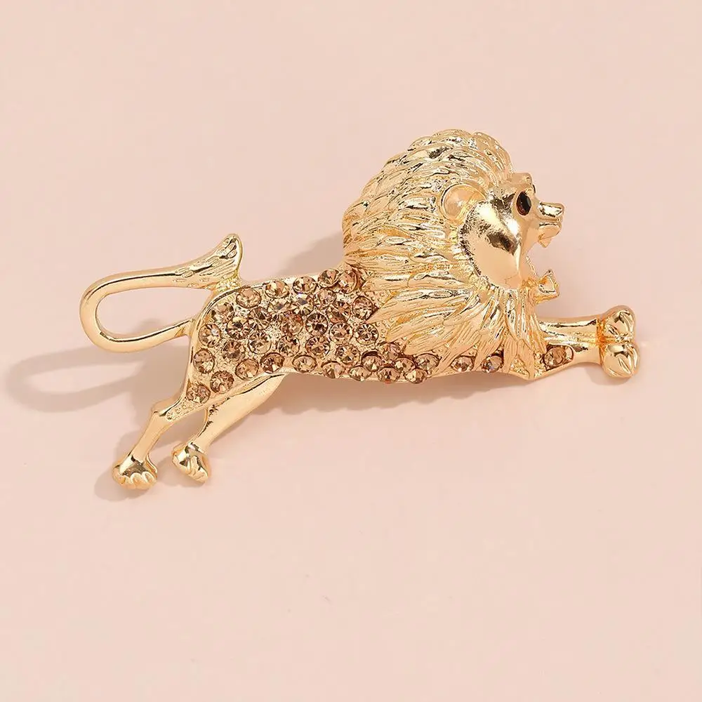 Factory wholesale Metal golden rhinestone lion pin brooch zinc alloy hijab brooches for clothing decoration