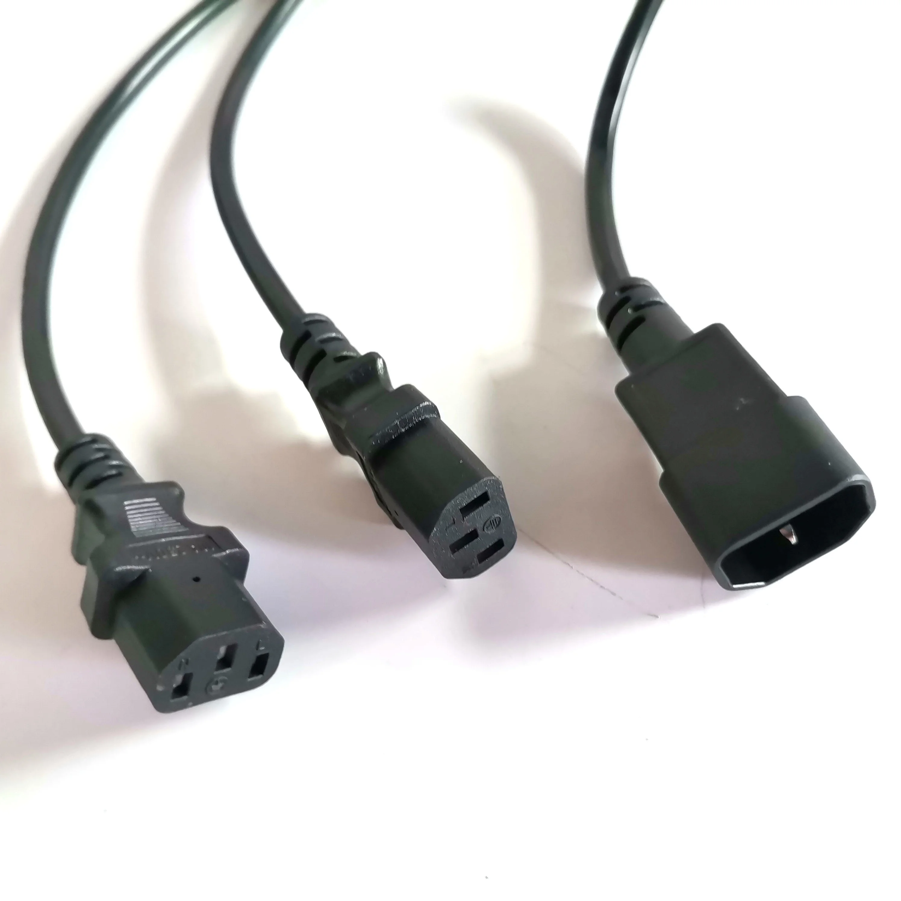 Компьютерный кабель-разветвитель с вилкой IEC 320 C14 на гнездо 2XC13