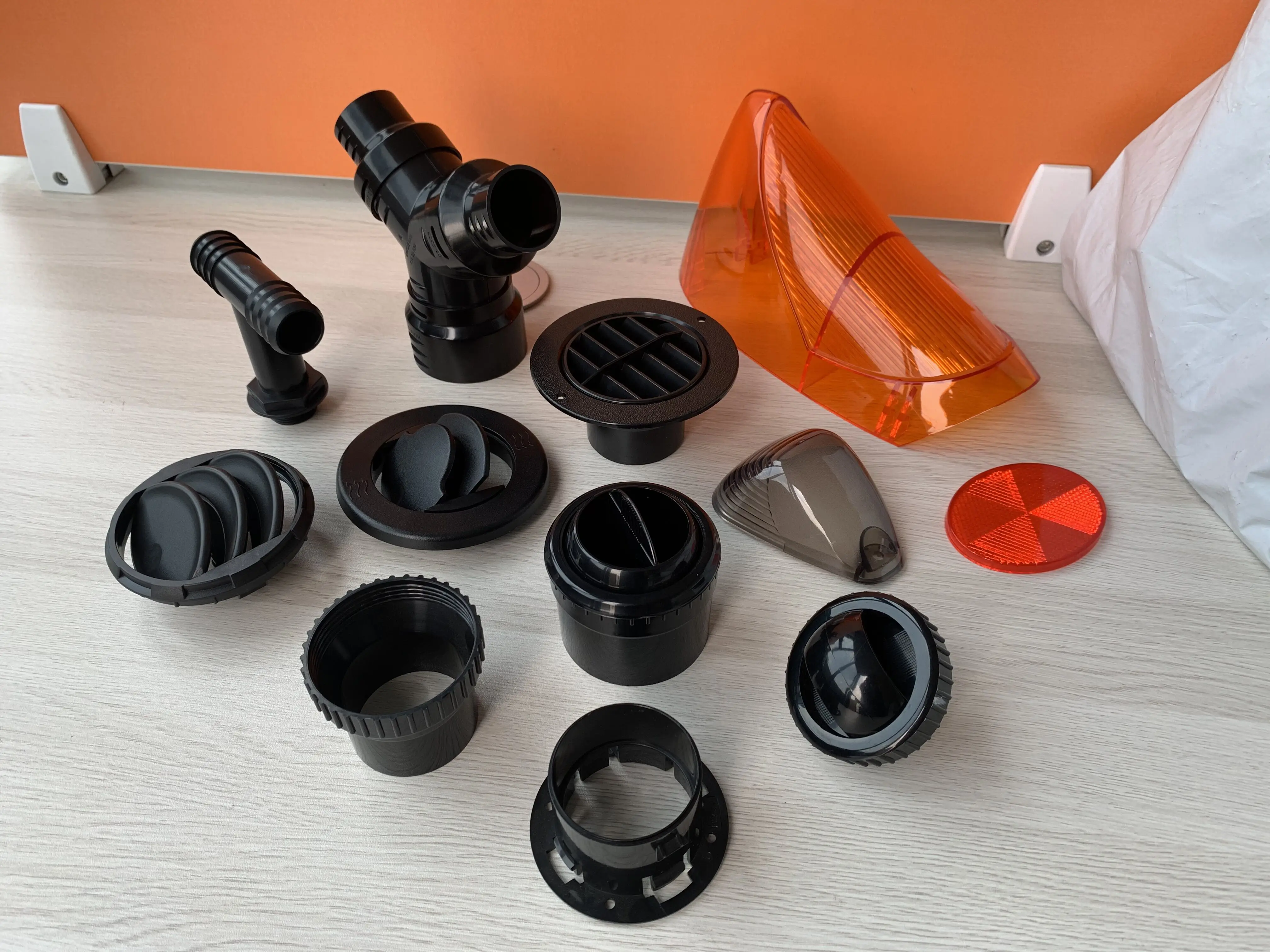 Reliable Manufacturer of Customized Precision Plastic Injection Molds for Quality Automobile Lamp Covers PC Clear Lens