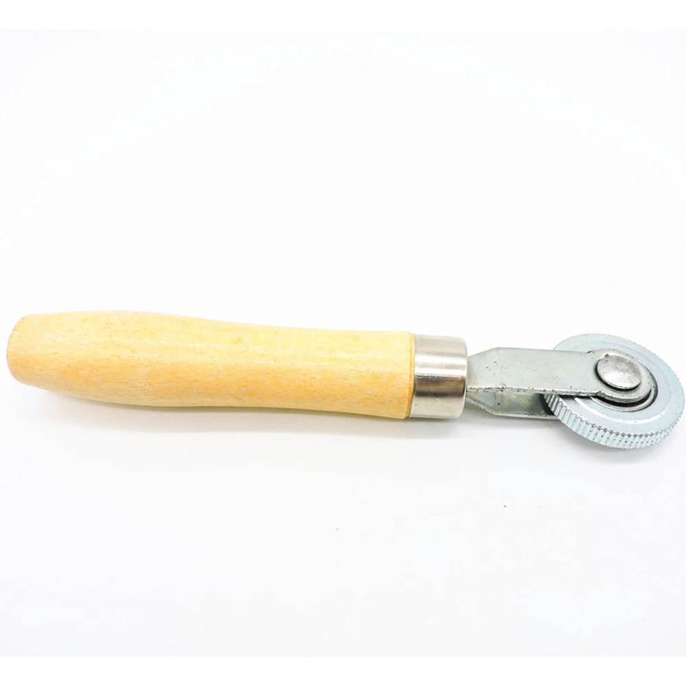 Инструмент для ремонта шин с деревянной ручкой