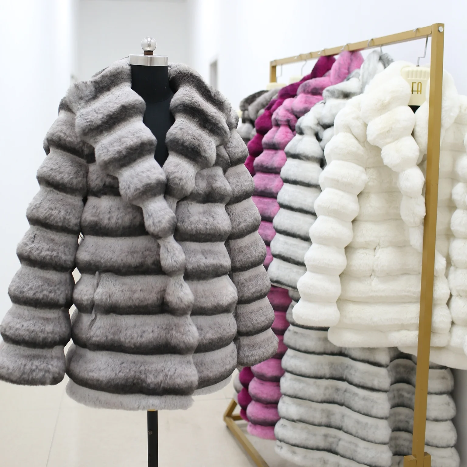 Factory Customized Design Logo 2024 Winter Fur Bomber Jacket With Fur Women Chinchilla Colorful Fur Jacket