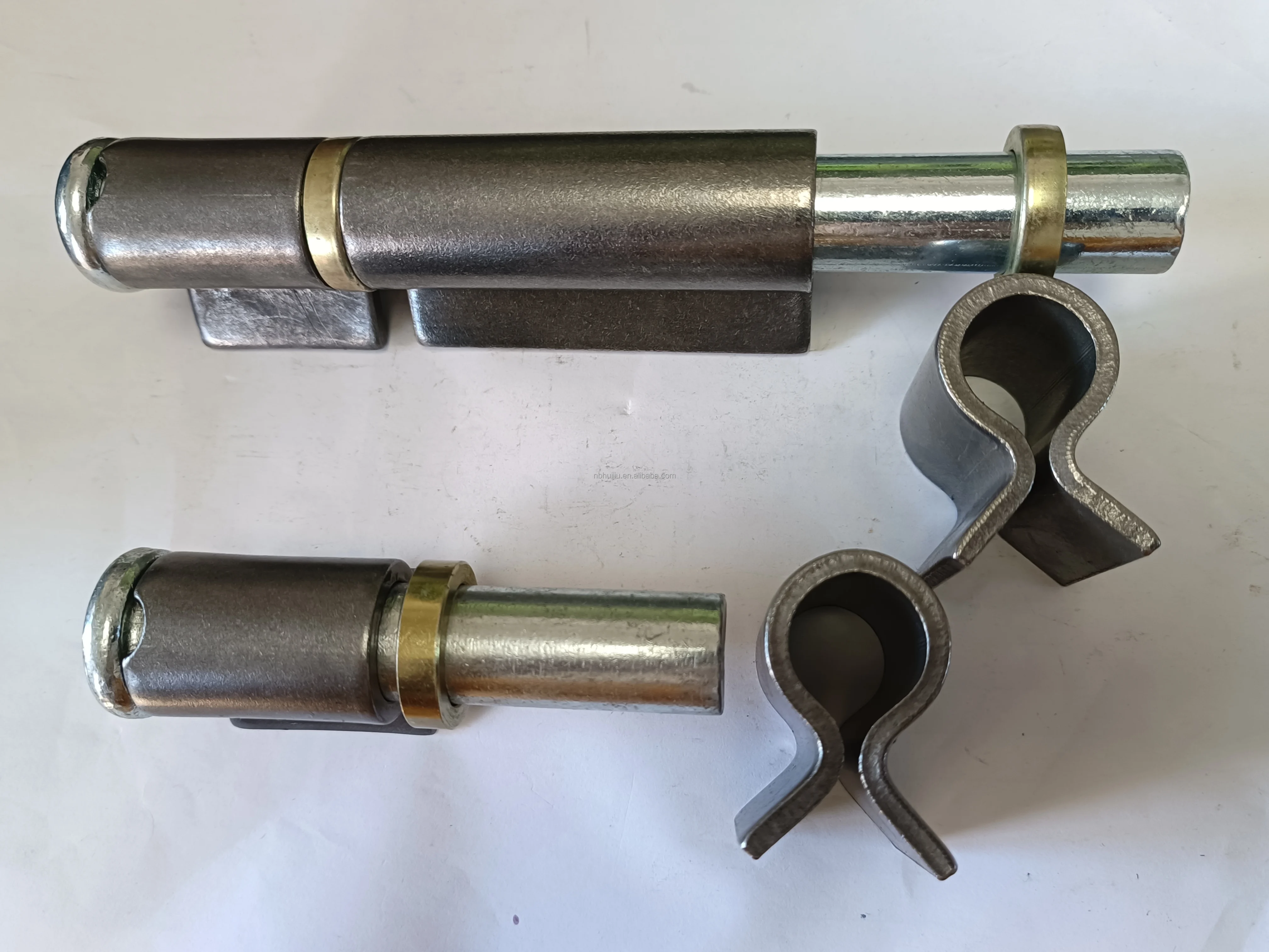 The surface can be galvanized and used for special-shaped welding hinge on heavy doors and windows