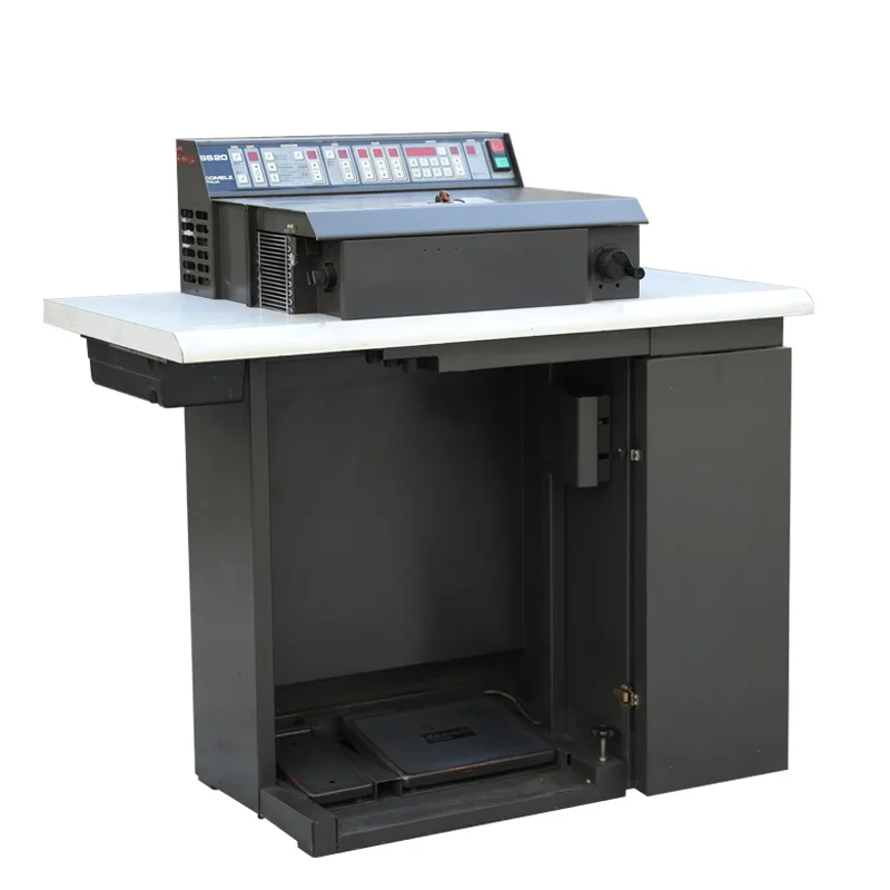 Бывшая в употреблении машина для склеивания Comelz SS20