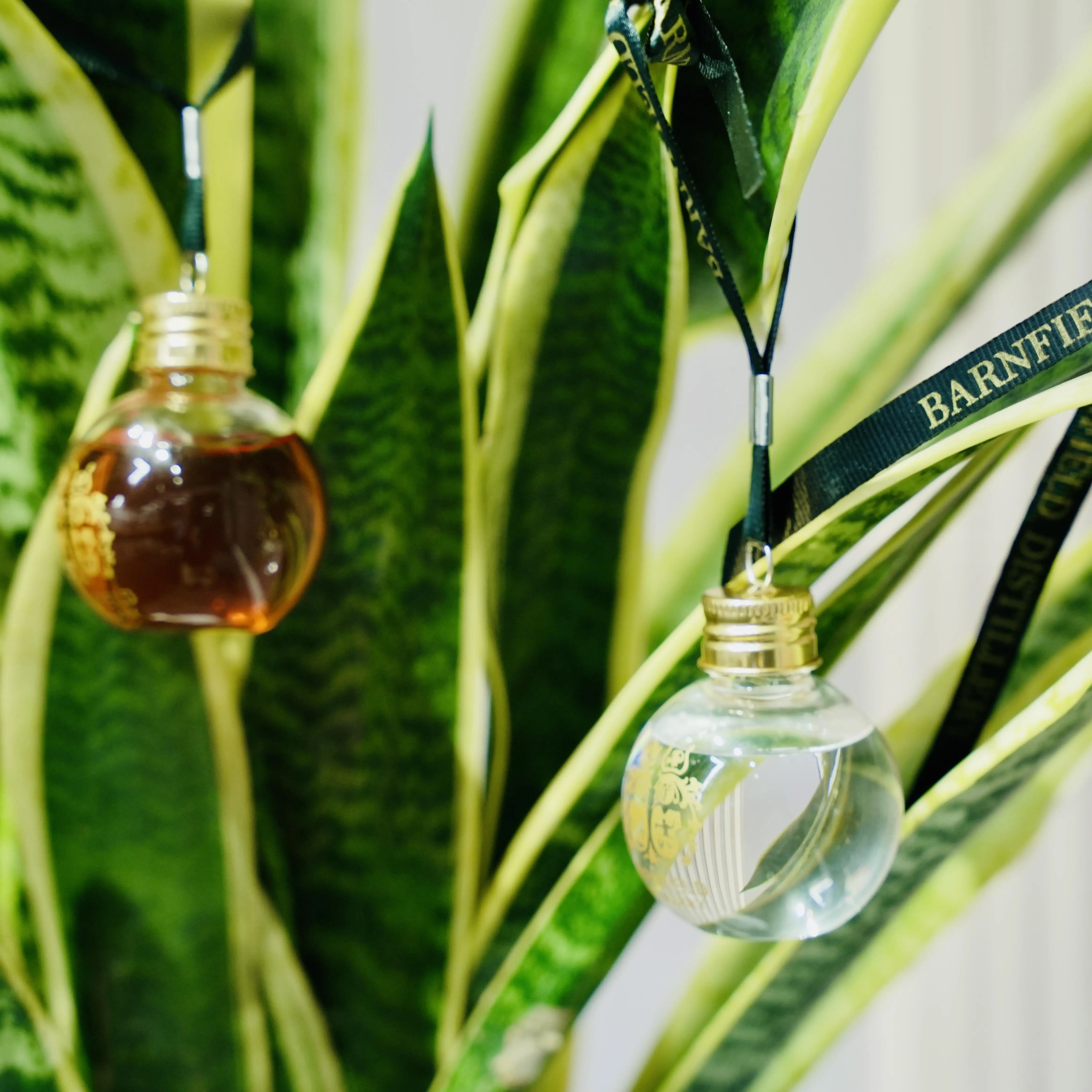 Manufacturer Custom Borosilicate Hand Blown Printed Clear Fillable Glass Gin Bauble For Booze Balls Christmas Ornaments