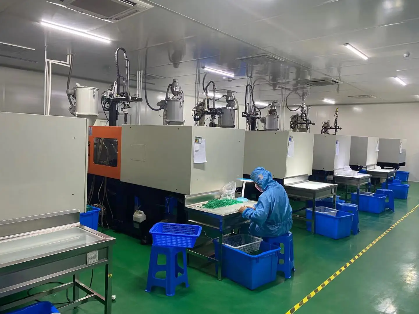 Disposable infusion set priming cap with filter