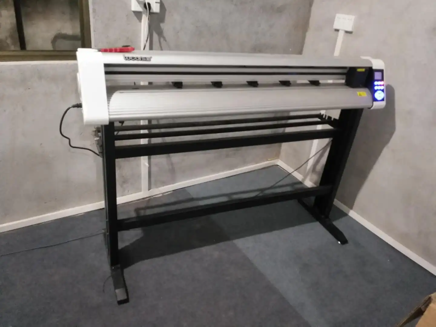 Laser sensor for automatic contour cutting plotter with camera positioning vinyl cutter machine