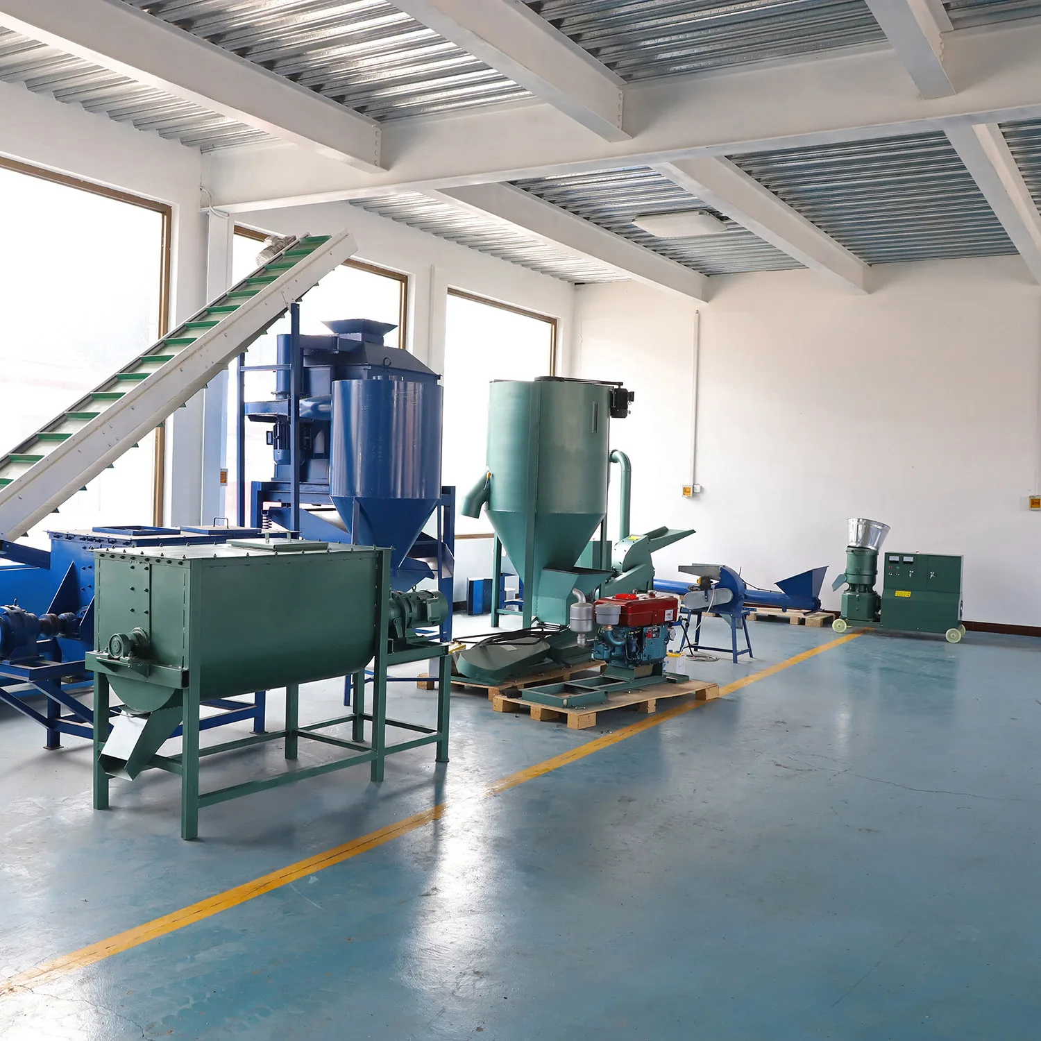 Automatic animal feed crusher and mixer hammer mill