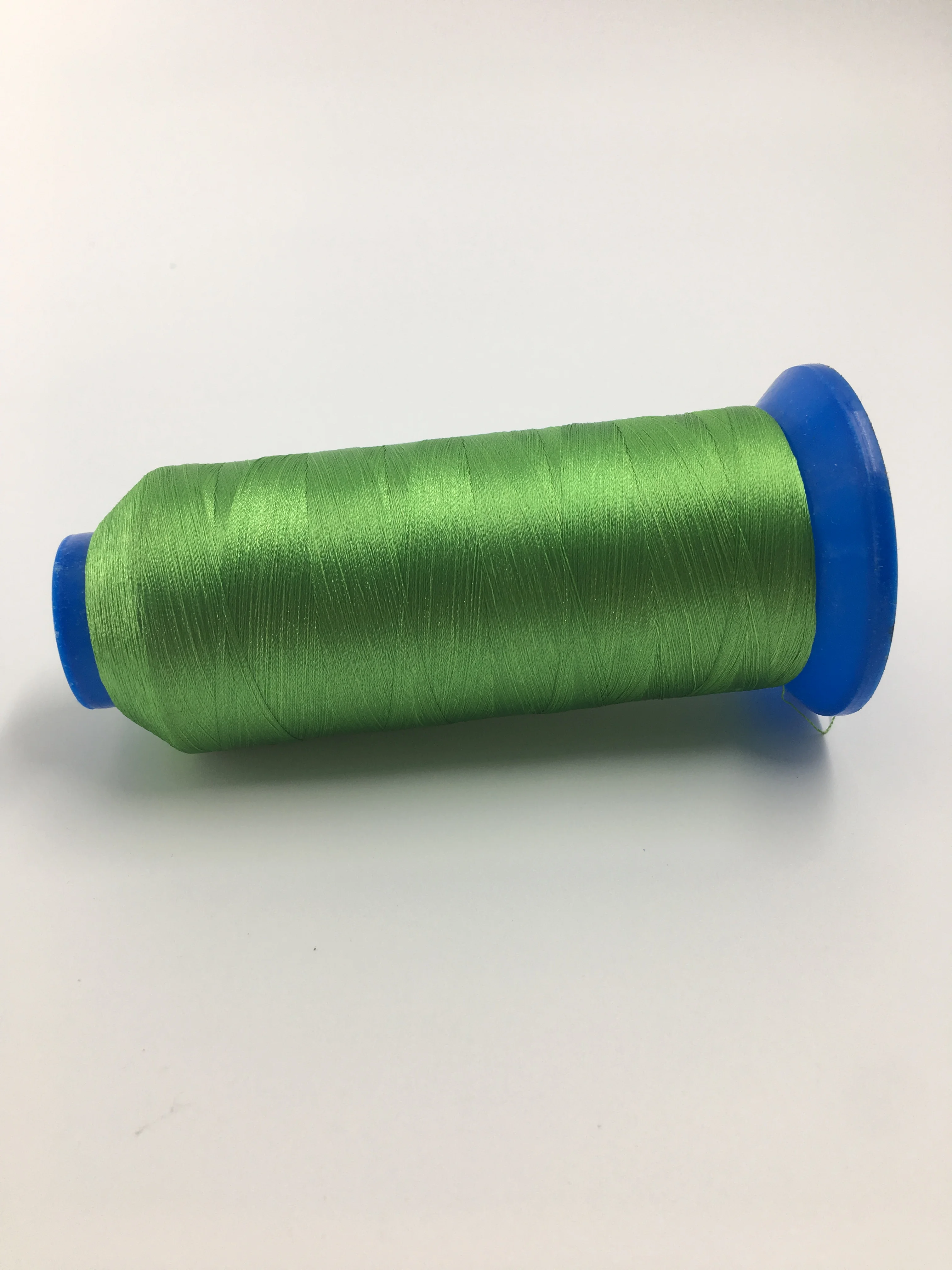 Factory Supply Less MOQ Hilo De Bordar 120D/2 5000Y 128g Golden Dyed Polyester Embroidery Thread for Machine