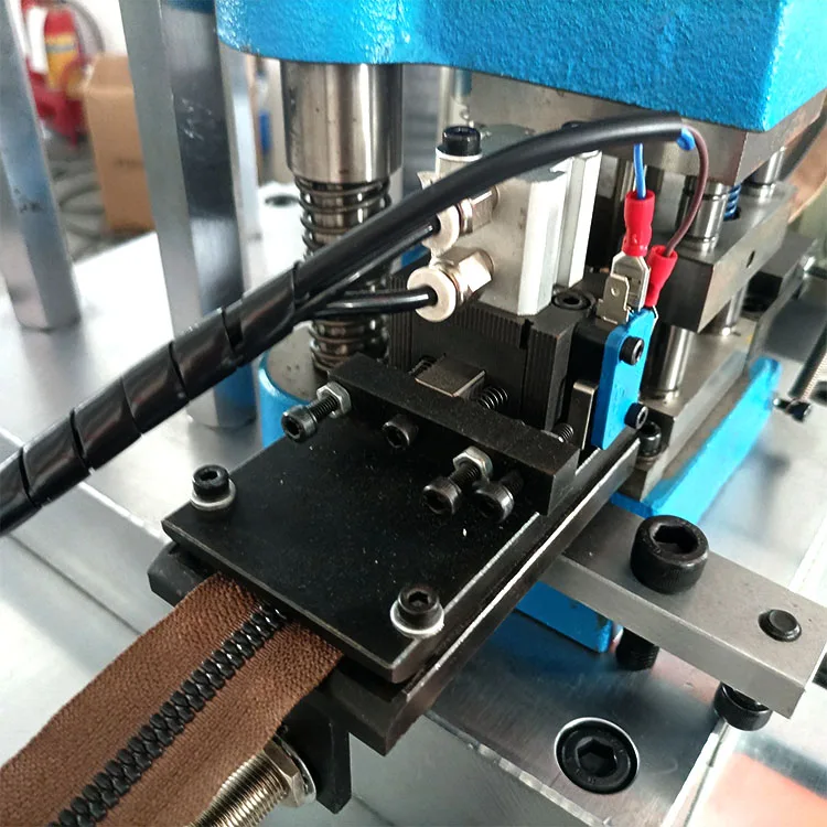 Plastic zipper product hole punching machine for resin garment zipper