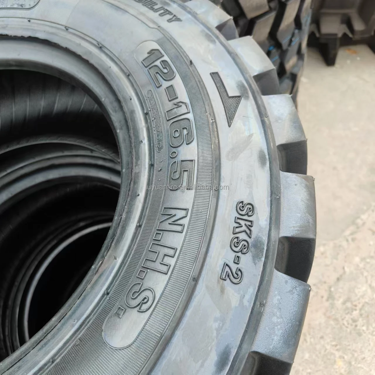 Инженерная Tire10-16.5 12-16.5. Шина для погрузчика с бортовым поворотом два больших куска шахты