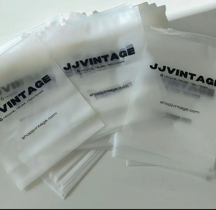 Wholesale Self-Sealing PE Plastic Zip Lock Bag with Logo Printing Custom Gusset Design for Black Tshirt Clothing Packaging