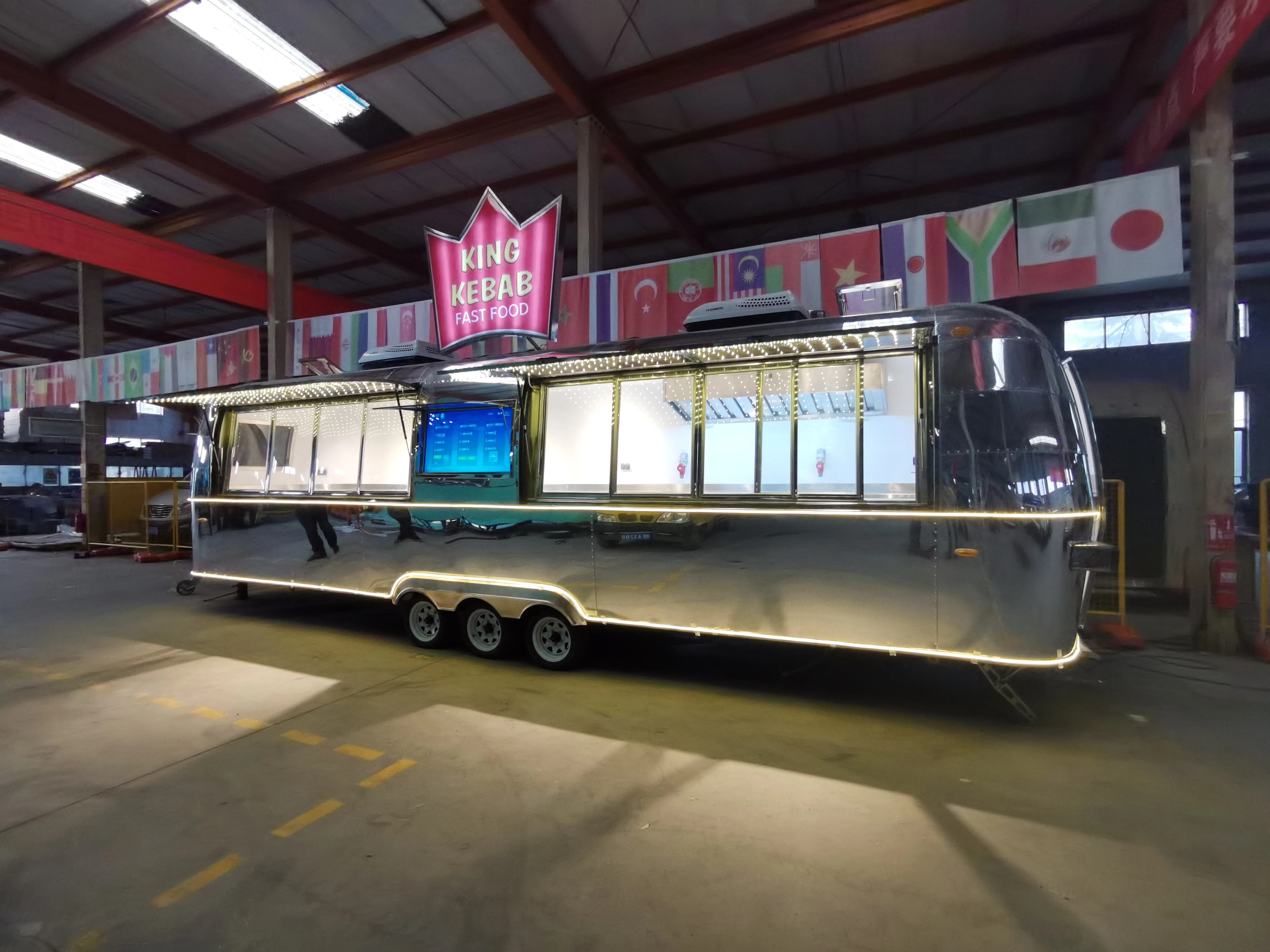 
Hot sale 9m long airstream coffee food trailer mobile catering trucks breakfast food carts for sale Germany 