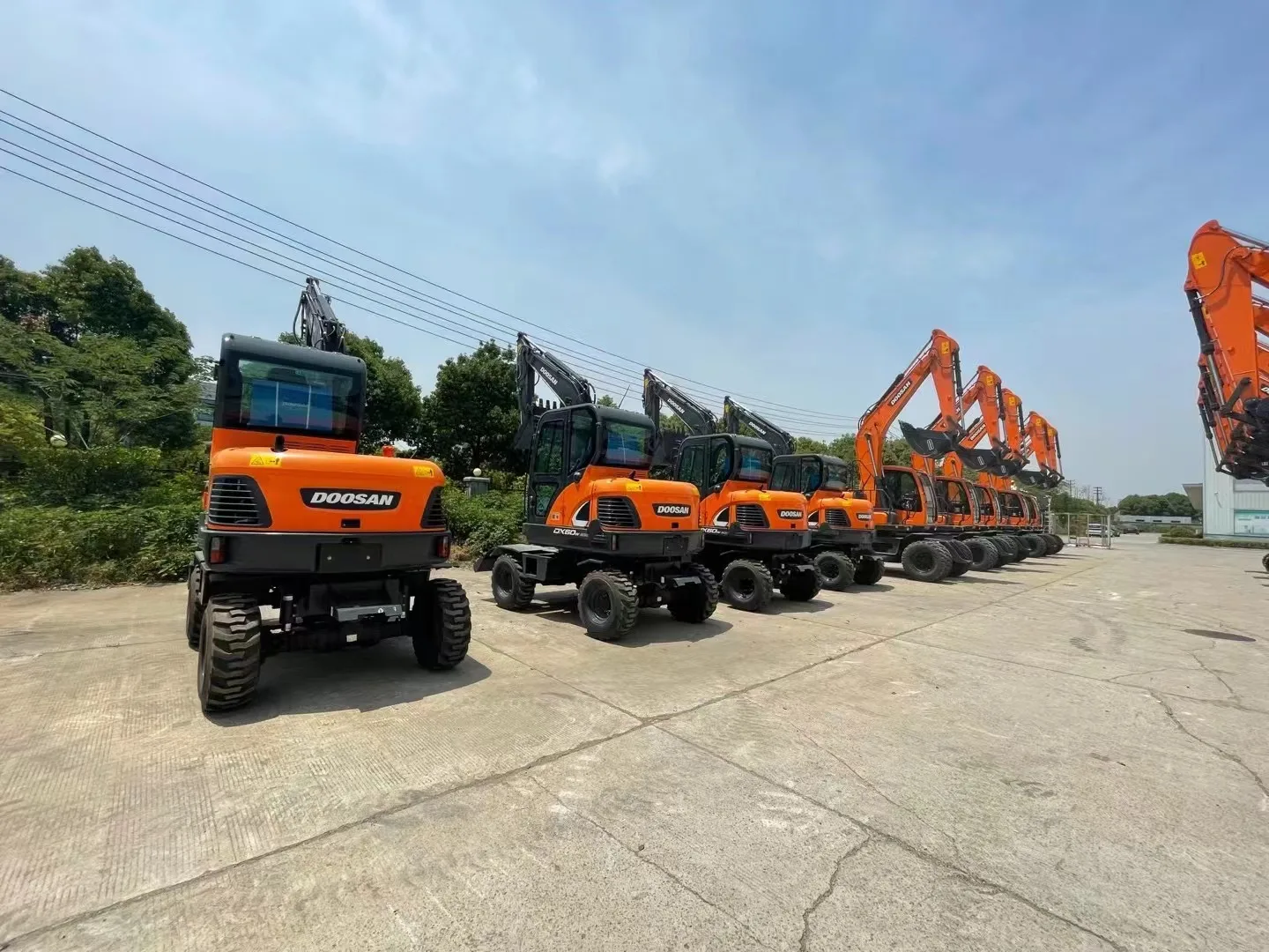 used DOOSAN 60W DX60W Mini Wheeled Excavator 6 Ton Amphibious Doosan Wheel Excavator for sale with good condition