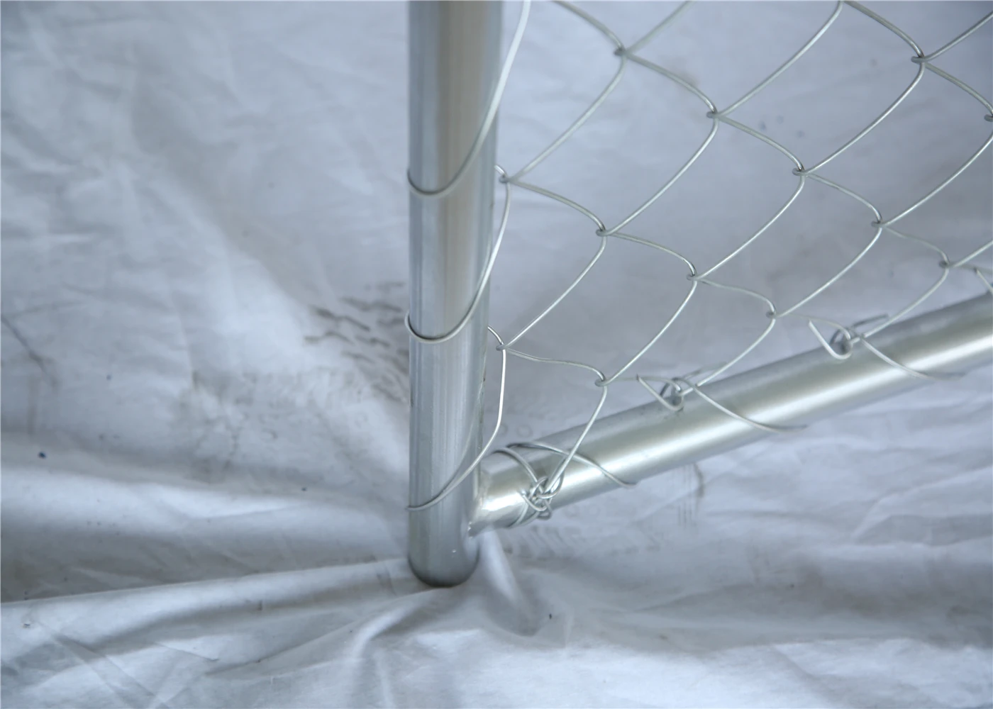 TEMPORARY CHAIN LINK FENCE - ROBUST, EASY SET-UP AND TEAR-DOWN.