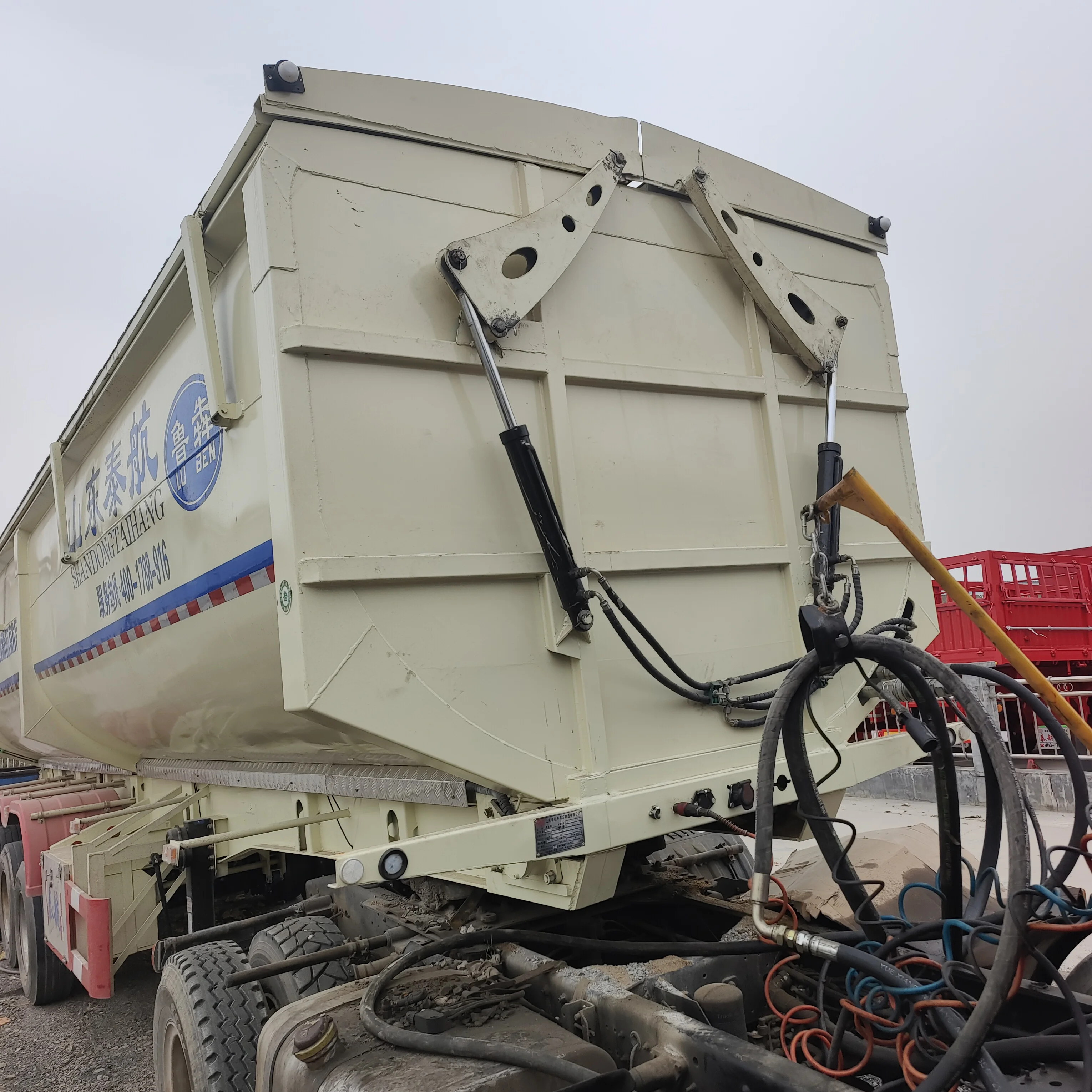 Three-axle scraper dump semi-trailer