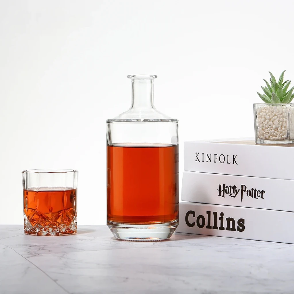China Supplier 700ml Round Glass Bottle with Short Neck Vodka Whisky Spirits Alcohol Cap