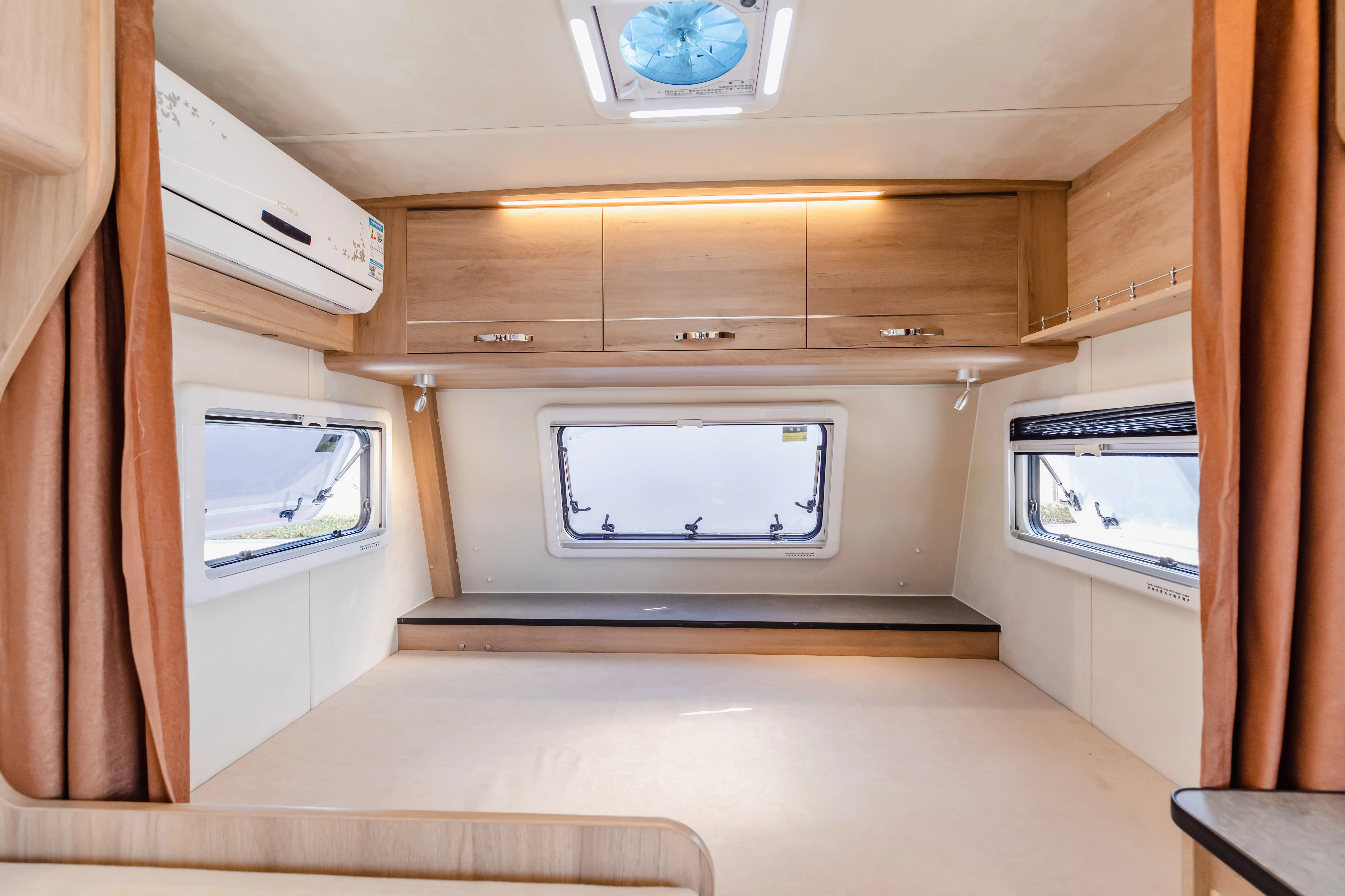 Solid Beautiful Appearance Motorhome Car Rv Trailer Caravan for 4 People Family