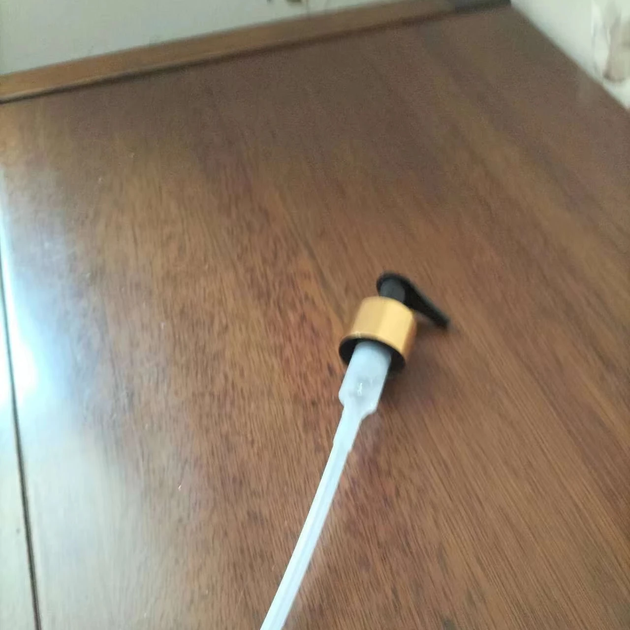 OEM высококачественный 24/410 светло-золотой диспенсер для лосьона тела круглый пластиковый насос распылитель плавный винтовой колпачок использование воды