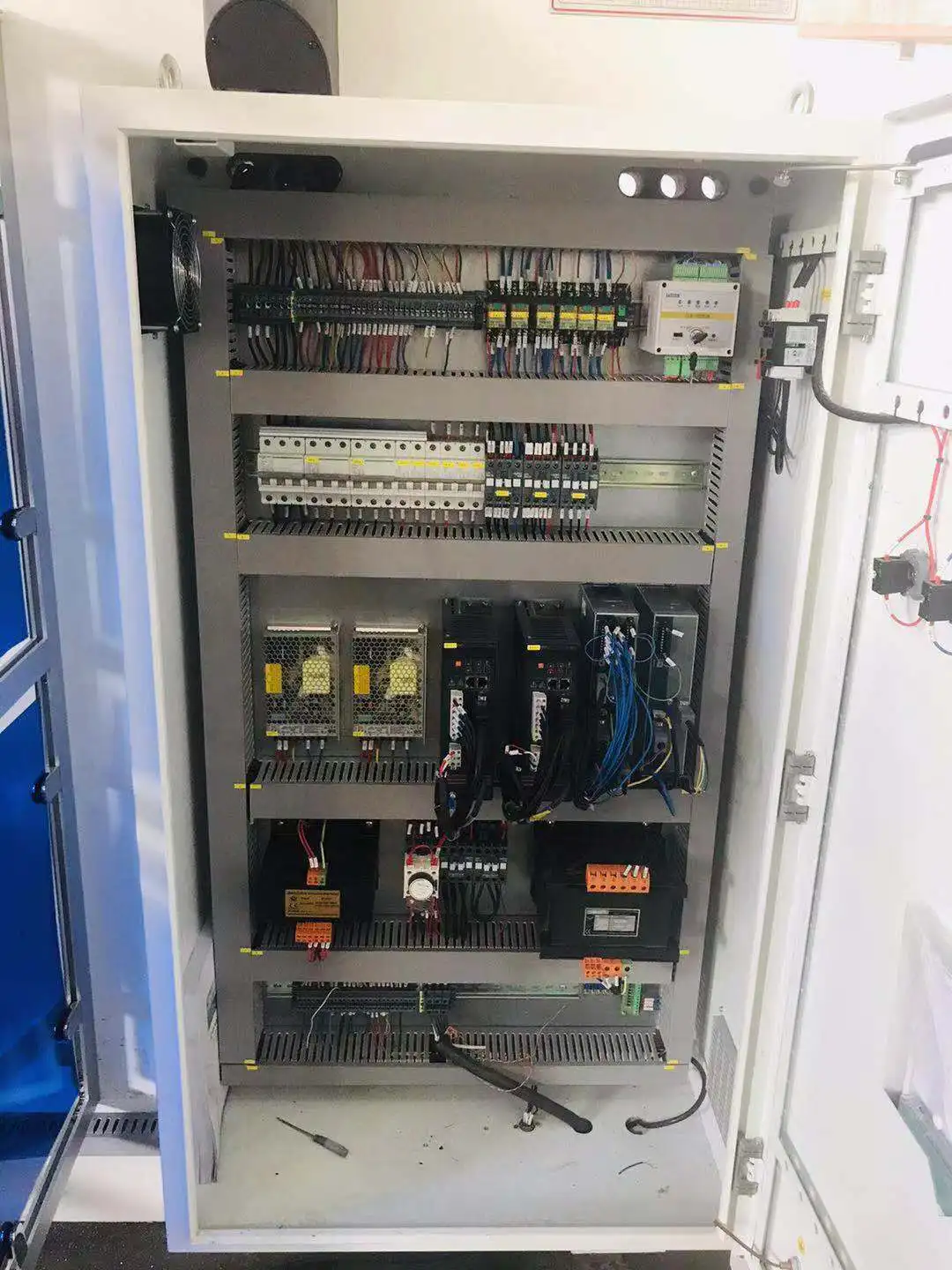 Гидравлический листогибочный станок AMADA 6 + 1 с ЧПУ и контроллером