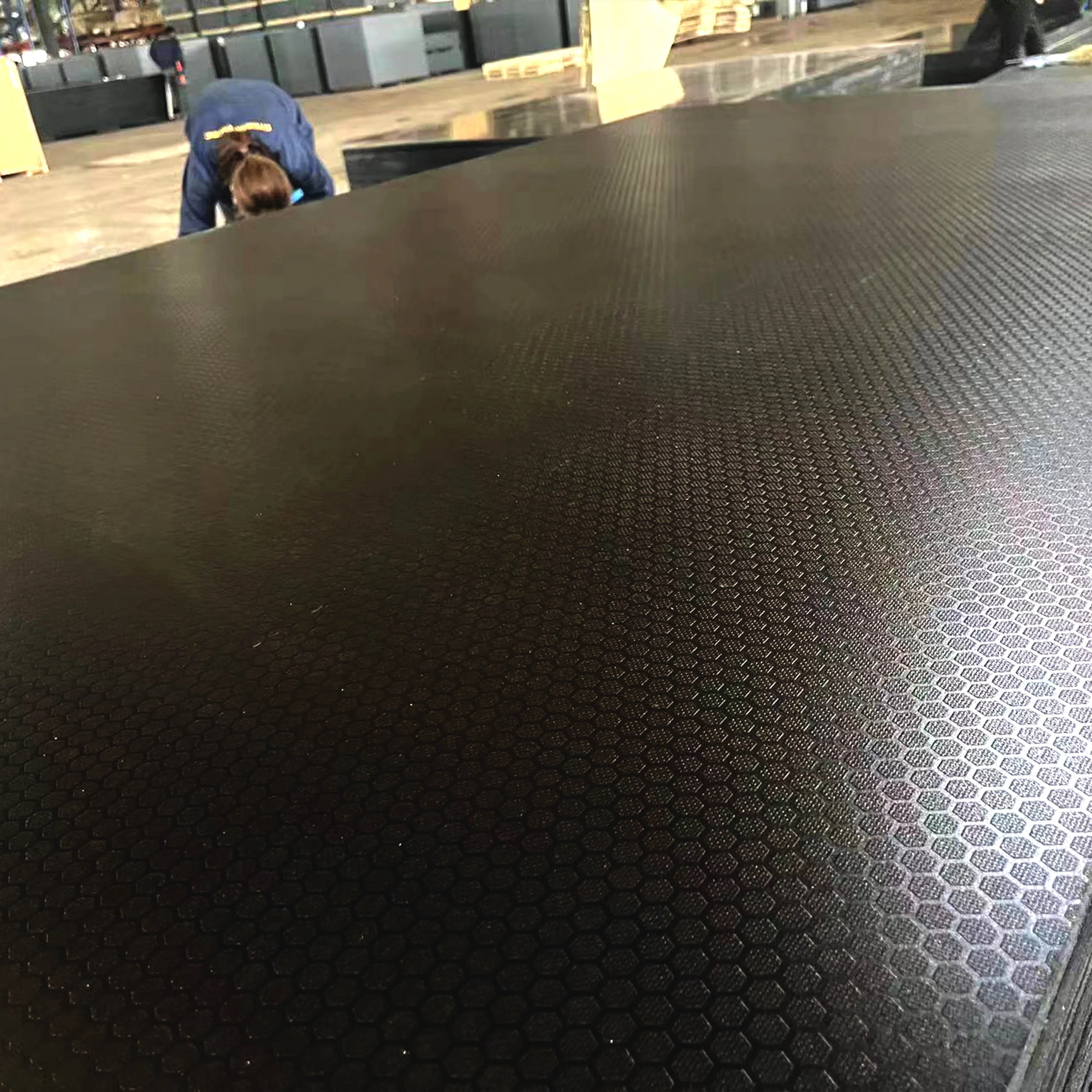 Chinese supplier 1220x2440 18mm film faced plywood anti slip plywood For Construction