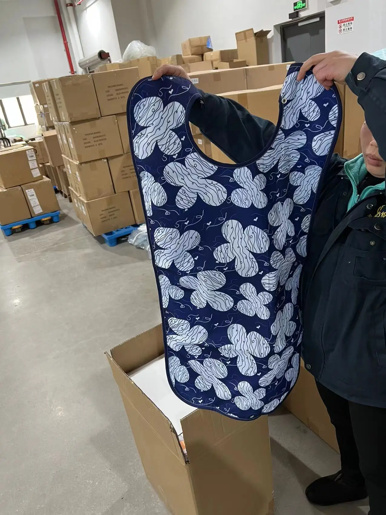 Hot Sale Elderly Disabled Home Bib Printed Adult Feeding Bib Reusable Waterproof Unisex Adult Dining Room Bib