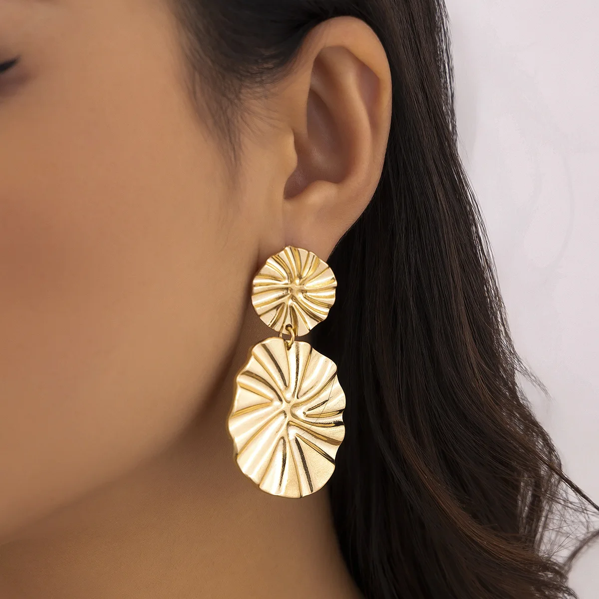 New Fashion Simple Niche Spiral Pattern Conch Earrings Love Twisted Circular Gold Plated Alloy Earrings-Wholesale