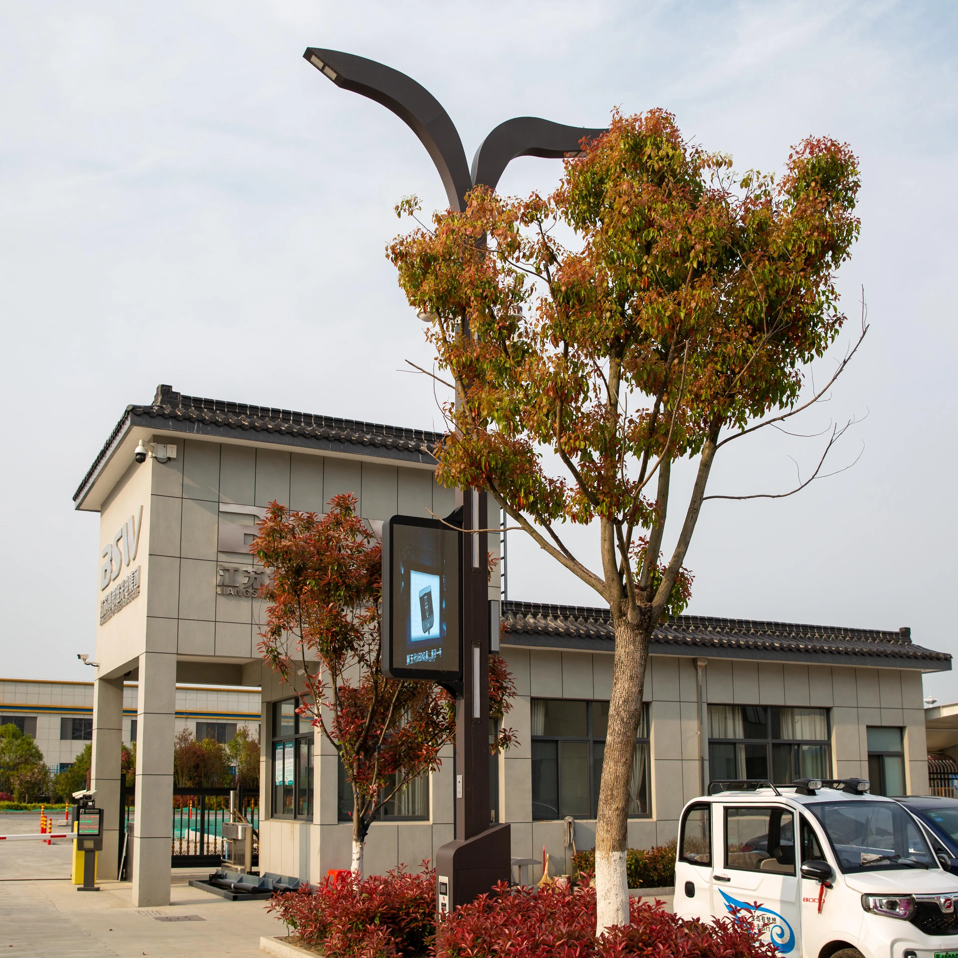 Smart LED WiFi Street Light with Car Charging/LED Advertising Light Display Aluminum Smart Street Light Pole