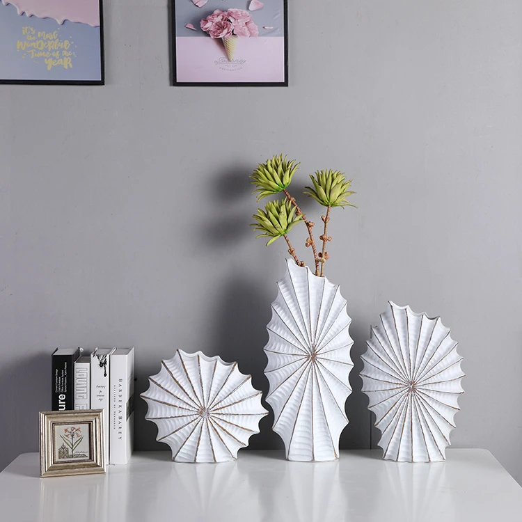 Creative Design Relief Surface Art Decoration Vintage Resin Flower Vase for Wedding Decor
