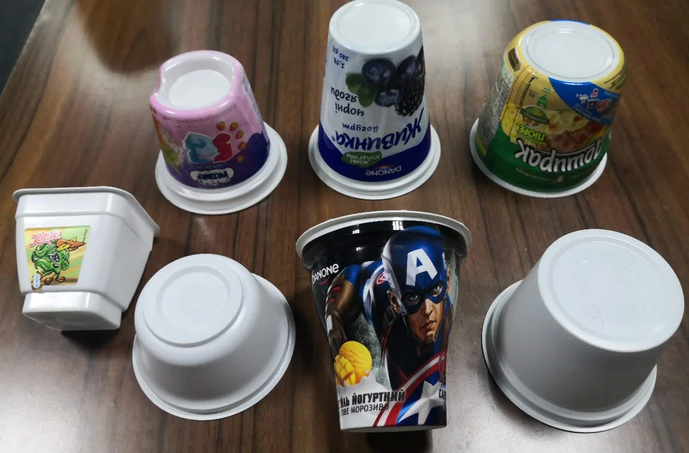 Plastic ice cream yogurt cup shrink sleeve labeling applicator machine