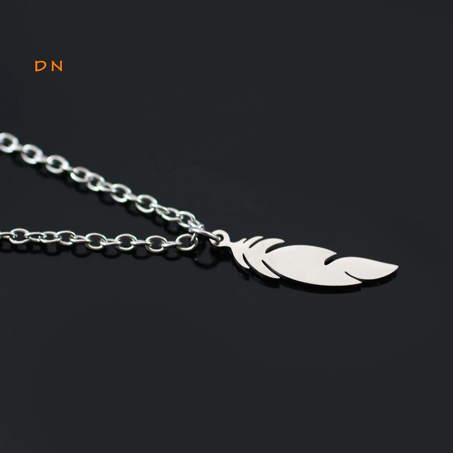 Dina Wholesale Simple Personalized Jewelry Silver Feather Charm Necklace Stainless Steel Jewelry Men Gifts