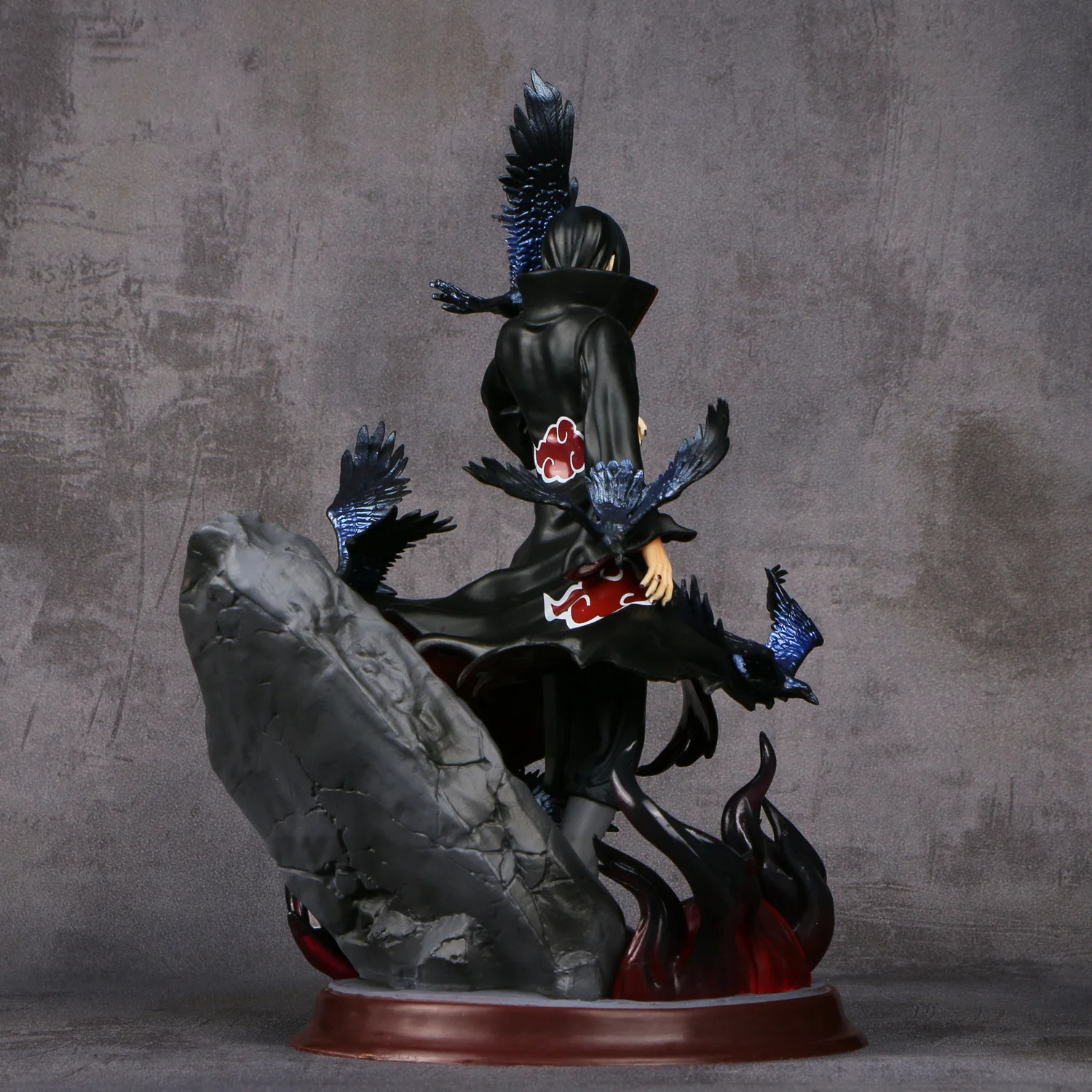 Оптовая продажа аниме Akatsuki Uchiha Itachi статуя ворона из ПВХ