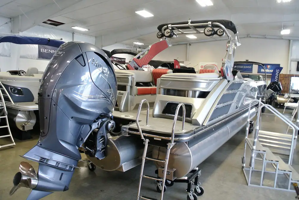 Top-Performance 25 ft Fiberglass sport Pontoon with and engine for fishing and  water spots and sea recreations